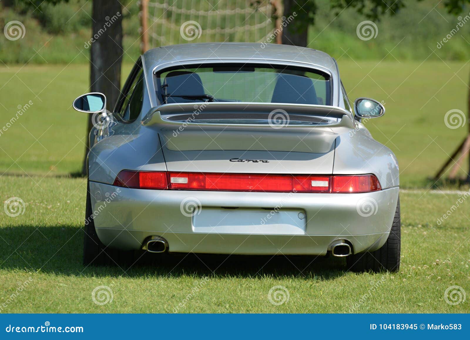 Porsche 911 GT3 RS 2024 | Preço Pedido: $489.995 O exterior é revestido com  um elegante metálico cinza gelo, enquanto o interior é adornado com bancos  de couro preto e costura GT, image size:1600x1157