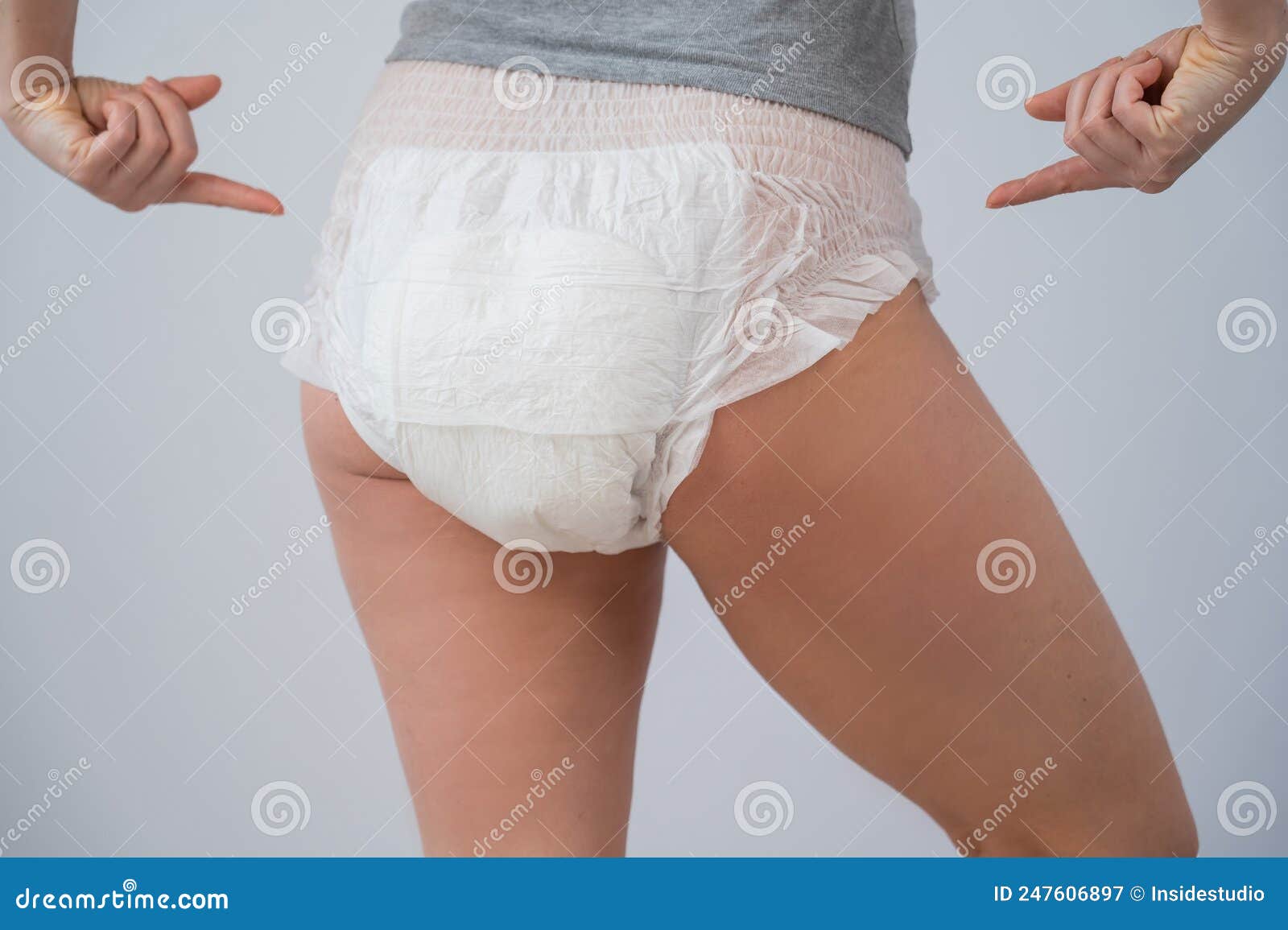 https://thumbs.dreamstime.com/z/vista-trasera-de-una-mujer-se%C3%B1alando-pa%C3%B1ales-adultos-problema-incontinencia-247606897.jpg