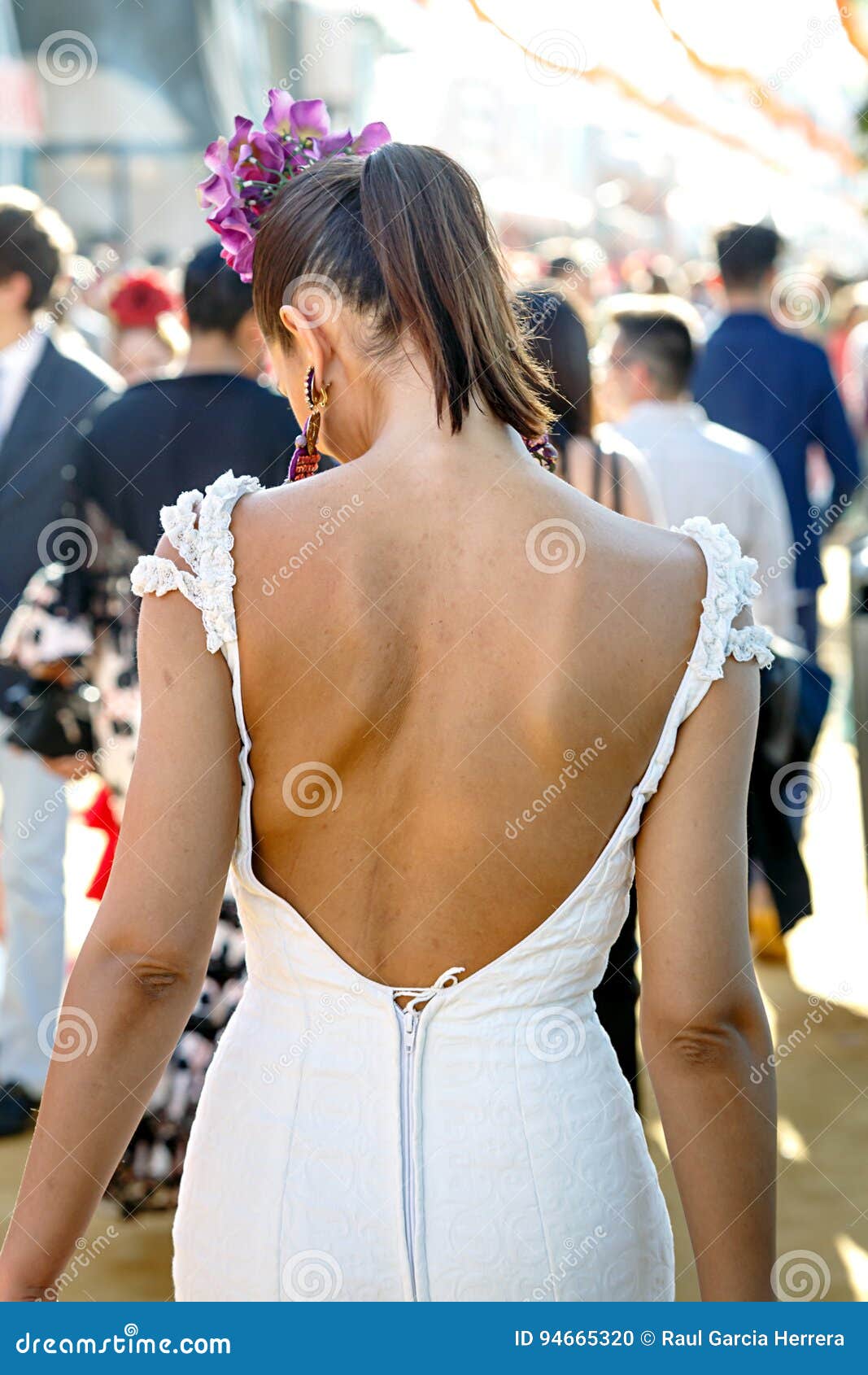 Vista Trasera Del Vestido Del Flamenco De La Hermosa De La Moda Que Lleva Folklore Español Sevilla April Fair Imagen editorial Imagen de justo, peine: 94665320