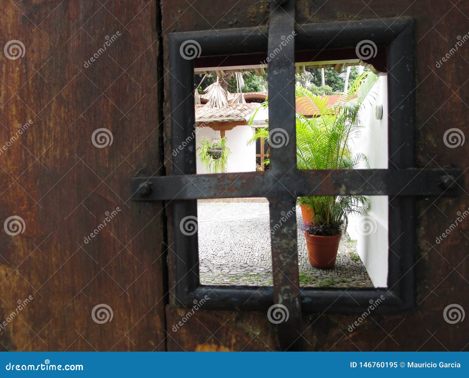 vista a travÃÂ©s de ventana de una puerta colonial