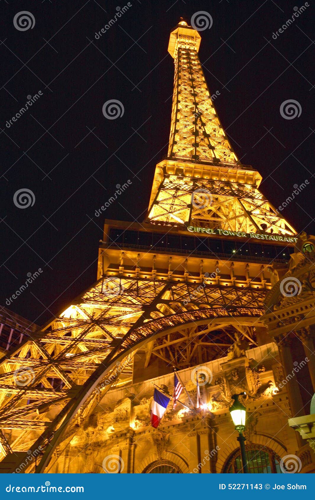 La torre eiffel di notte a parigi las vegas