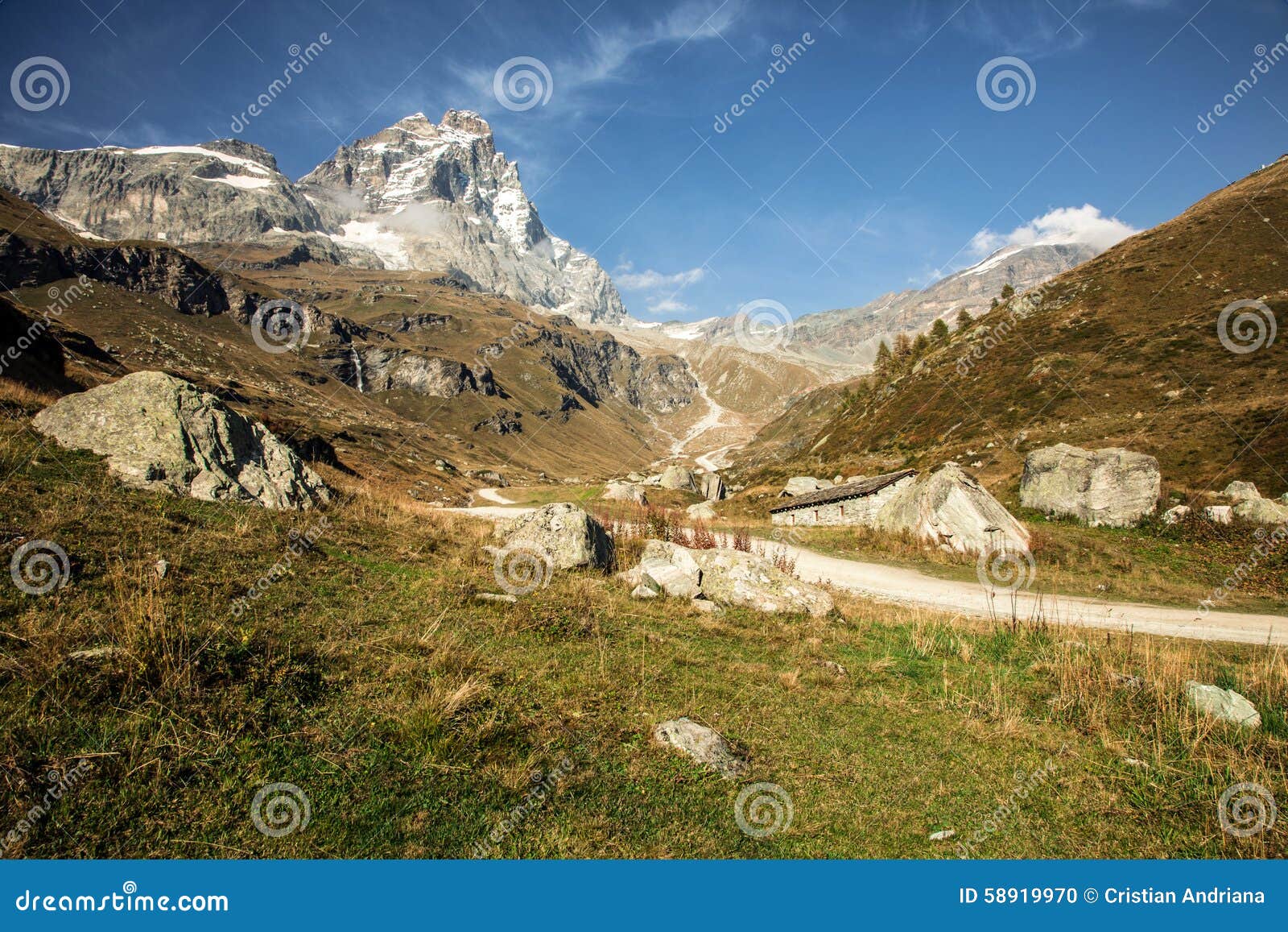 Vistas de Cervino de la ciudad italiana de Breuil-Cervinia, región de Aosta