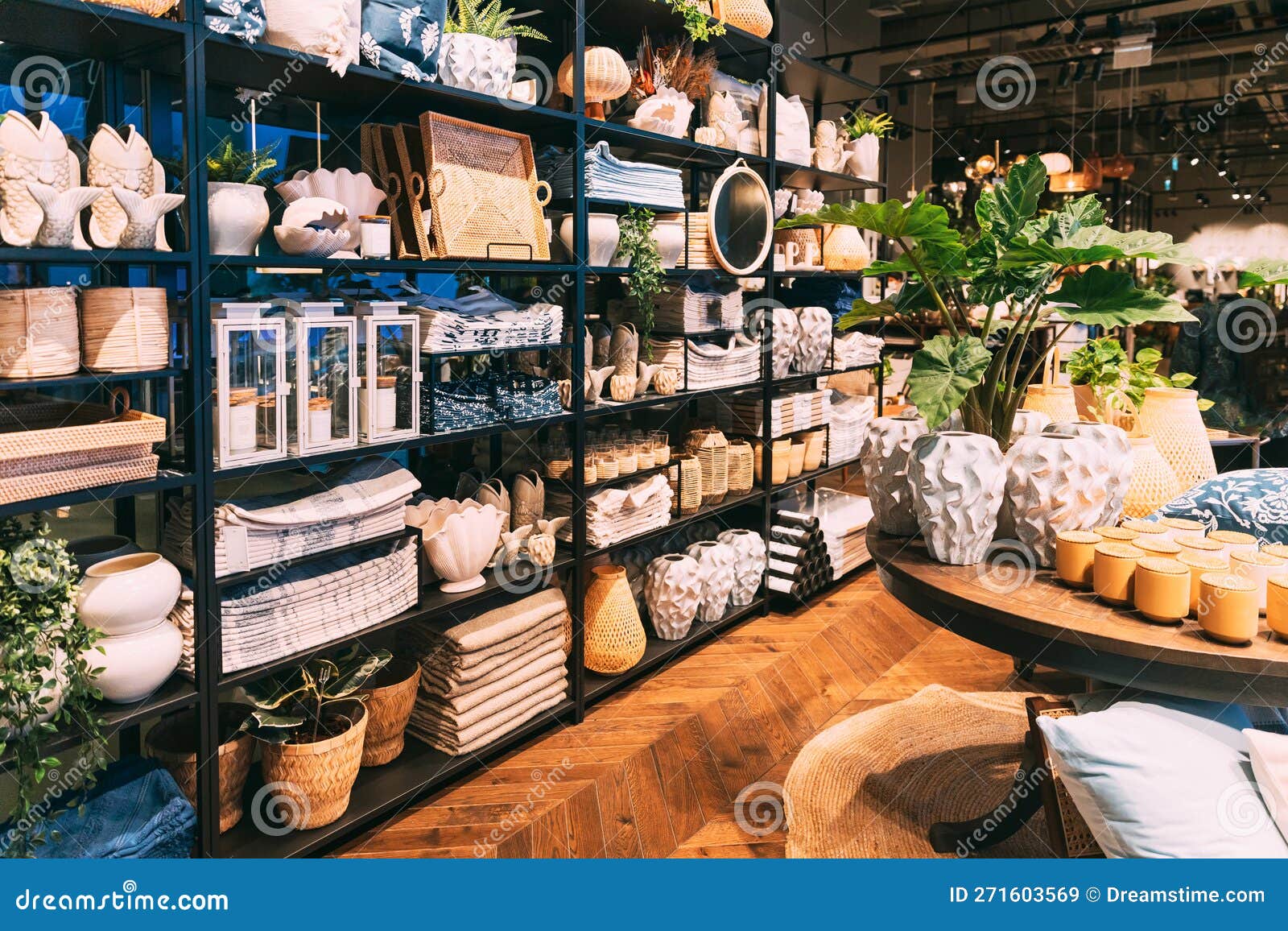 Vistas a La Decoración Variada De La Tienda Interior Del Centro Comercial.  Accesorios Para El Hogar Y Productos Para El Hogar En Imagen de archivo -  Imagen de decorativo, compras: 271603569