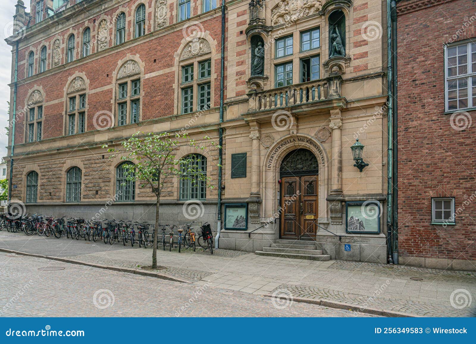 Vistas a La Fachada Del Edificio De Lund Sweden Foto de