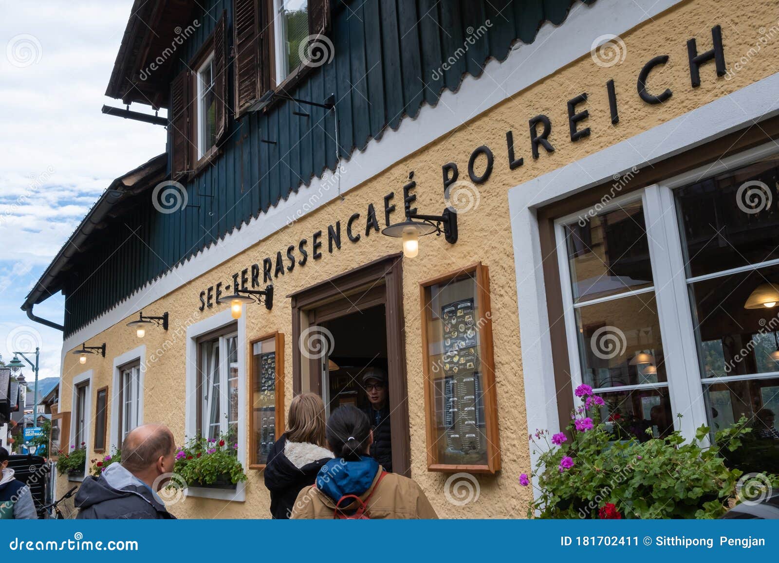 Vistas a Un Restaurante Cafetería En El Pueblo De Hallstatt En Las Altas  Montañas De Alpes Un Famoso Romántico Foto editorial - Imagen de aldea,  famoso: 181702411