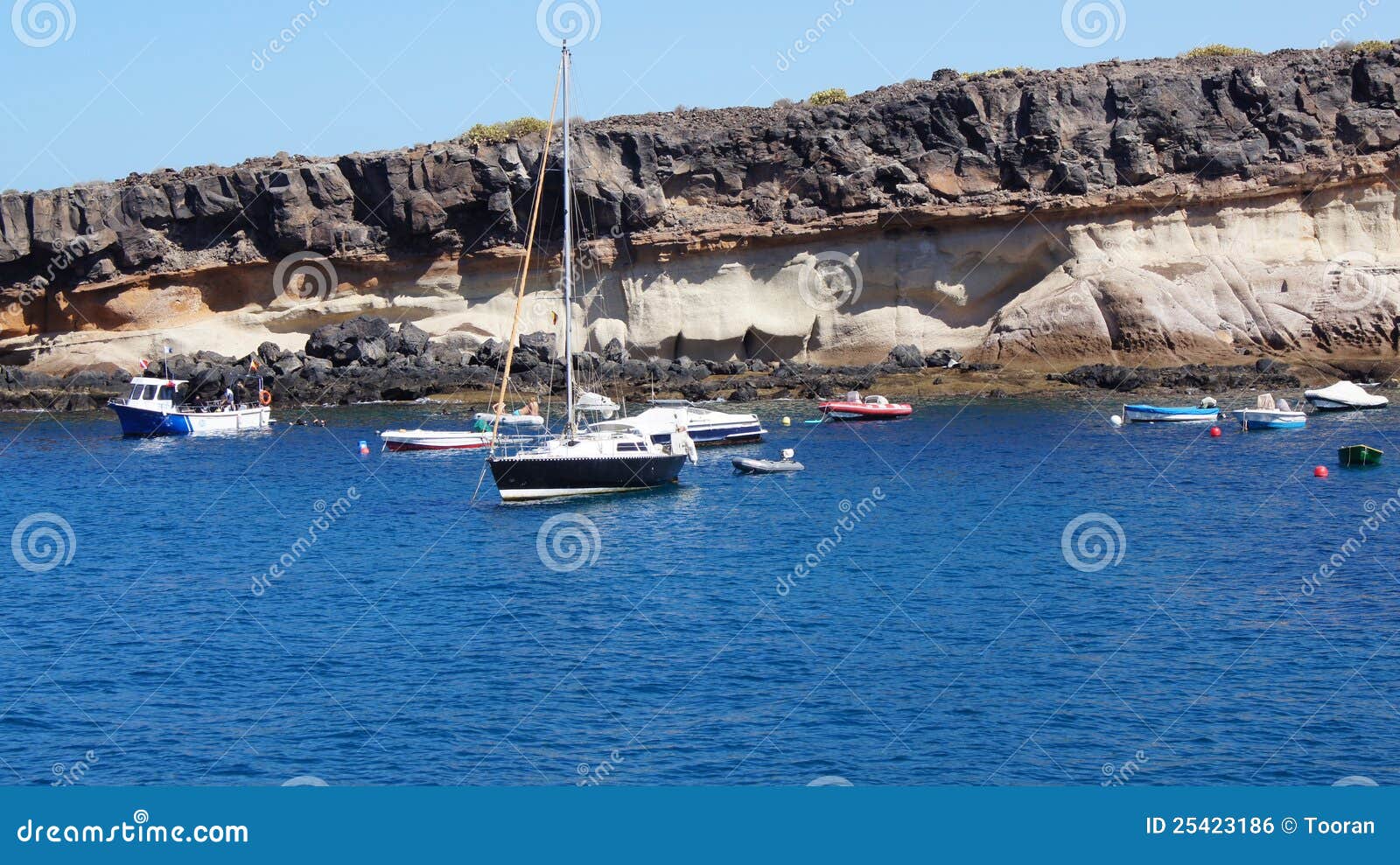 Viste di Puertito. Barche dei pescatori che riposano nella baia di Puertito