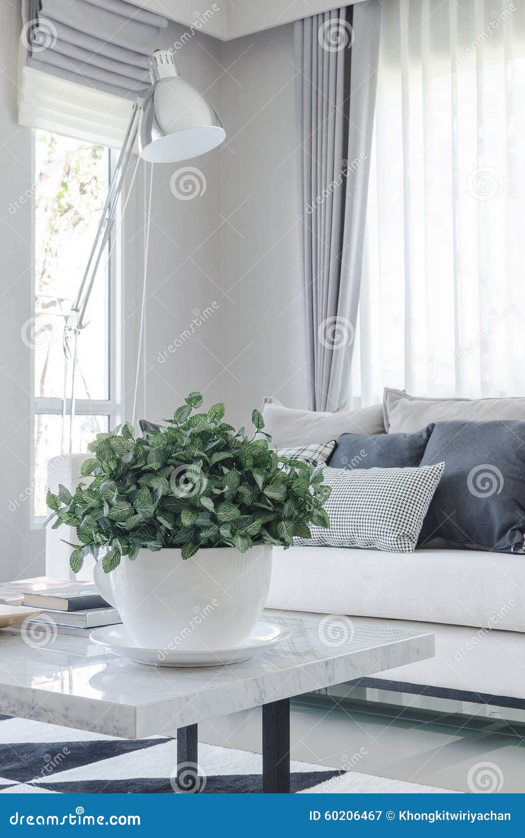 Vit bunke av växter på tabellen i modern vardagsrum arkivfoto ...