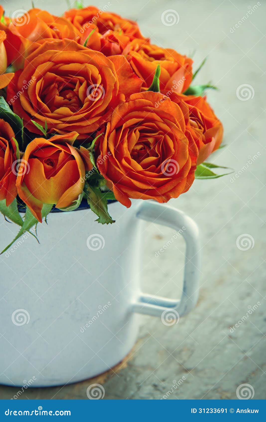Vit rånar med en bukett av orange rosor på träbakgrund för grön tappning