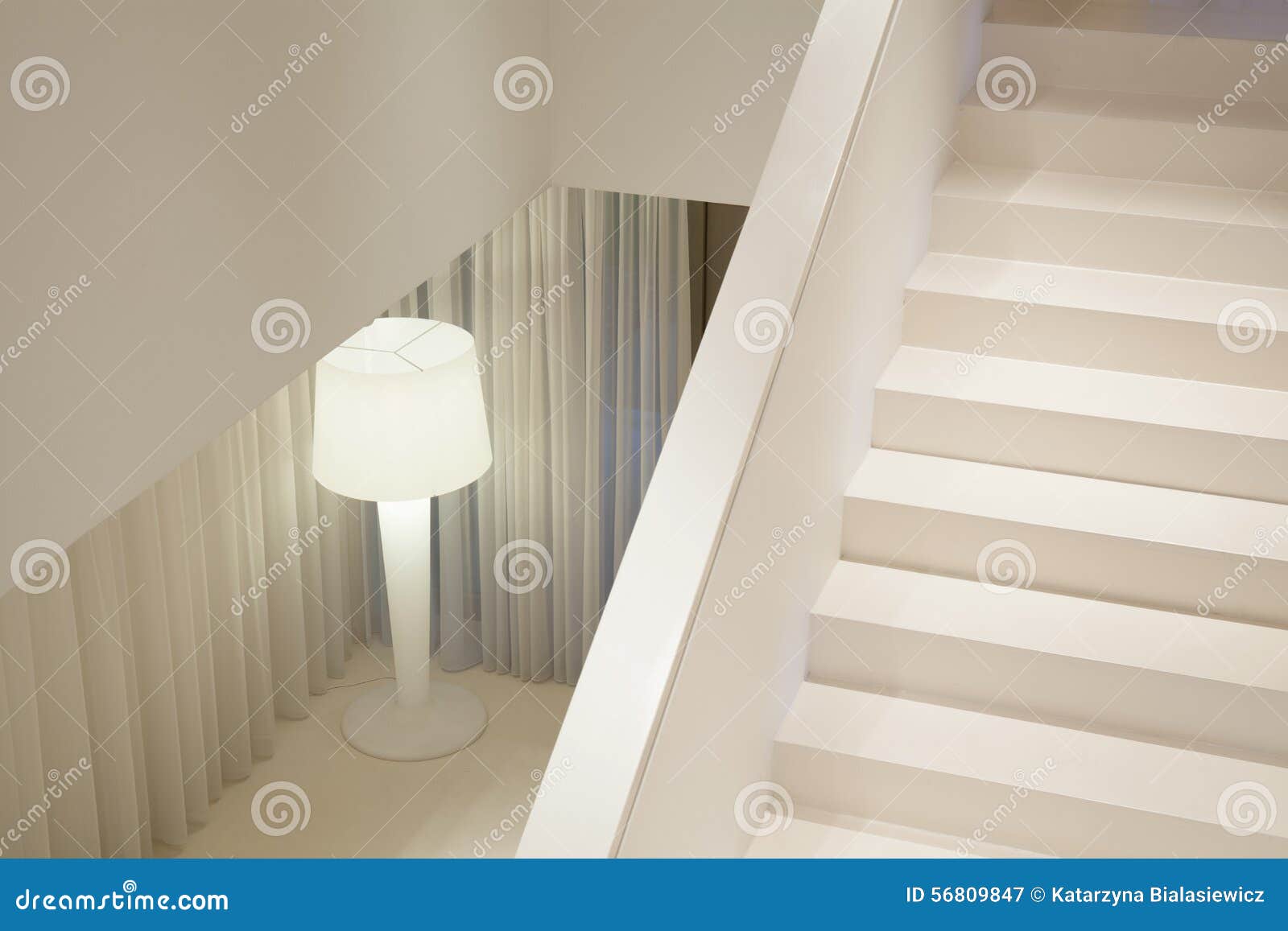 Planlagd trappa i lyxig villa arkivfoto bild: 55324157