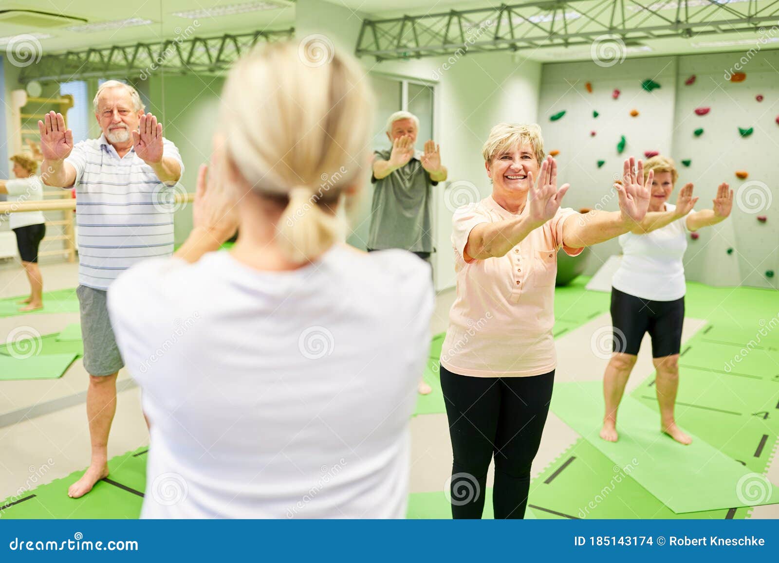 ontbijt Rennen Perseus Vital Seniors Do Back Exercises with Trainers Stock Photo - Image of  citizen, pensioner: 185143174