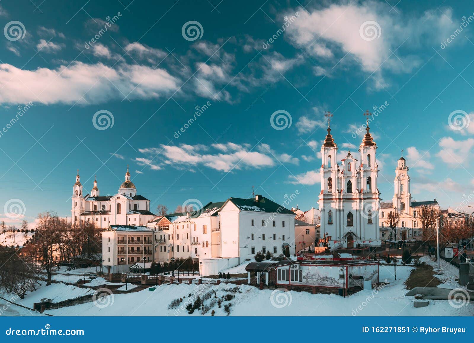 Vitebsk Belarus Kathedrale Kirche Der Heiligen Auferstehung Und Rathaus Im Winterabend Beruhmte Geschichte Redaktionelles Foto Bild Von Geschichte Heiligen