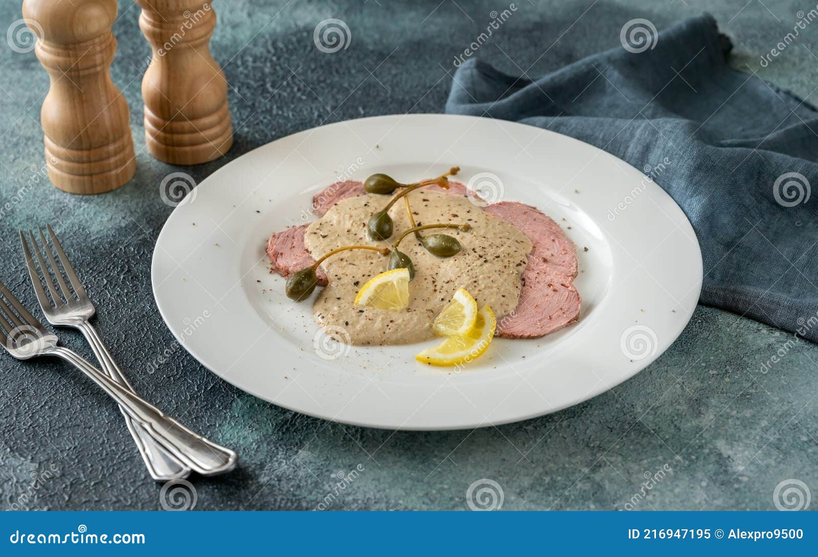 Vitello Tonnato Kalbsschnitzel Stockbild - Bild von platte, fleisch ...