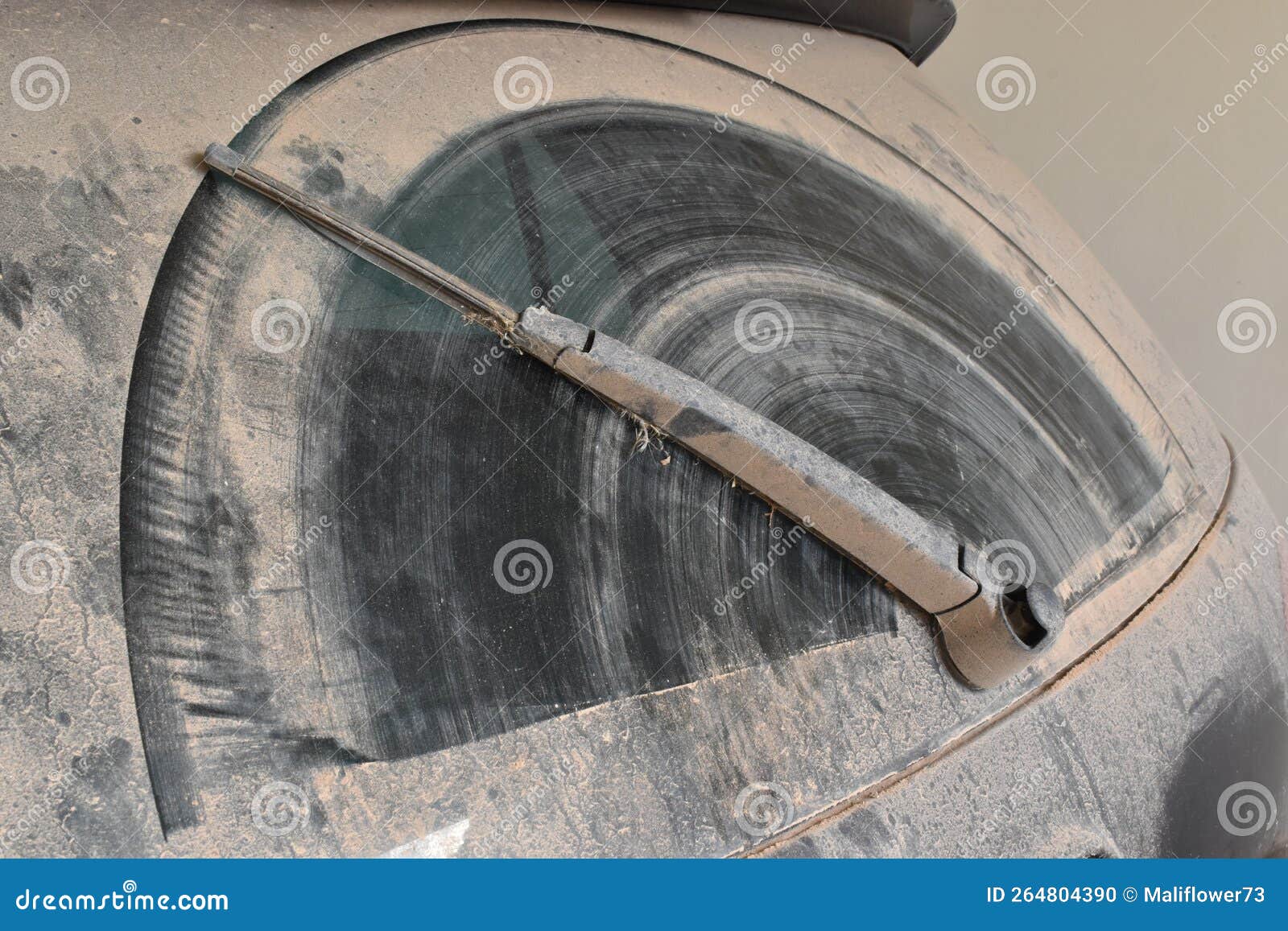 Vitre Arrière Sale D'une Voiture. Photo stock - Image du fermer, boue:  264804390