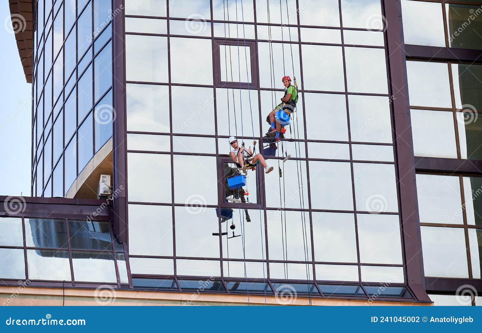 Laveur De Vitres Travaillant à L'extérieur Du Bâtiment