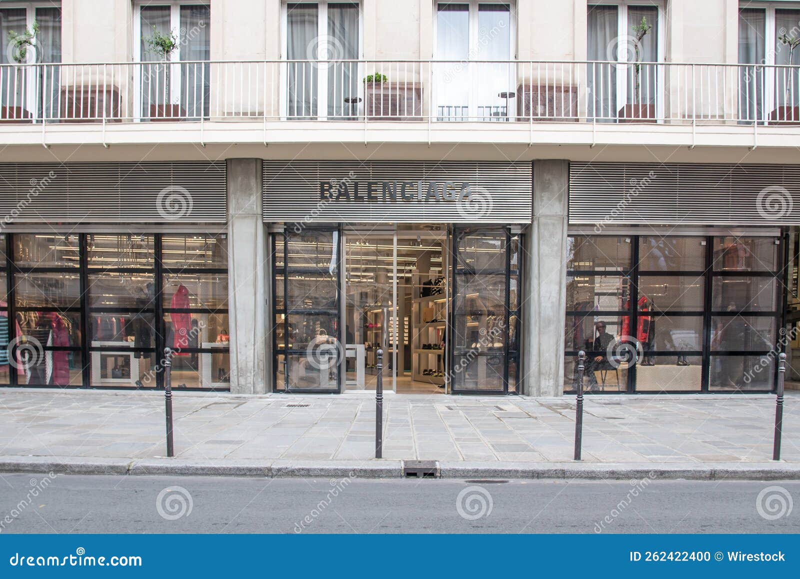 Vitrine E Zona De Entrada Em Rue Saint Honore Em Paris Imagem Editorial
