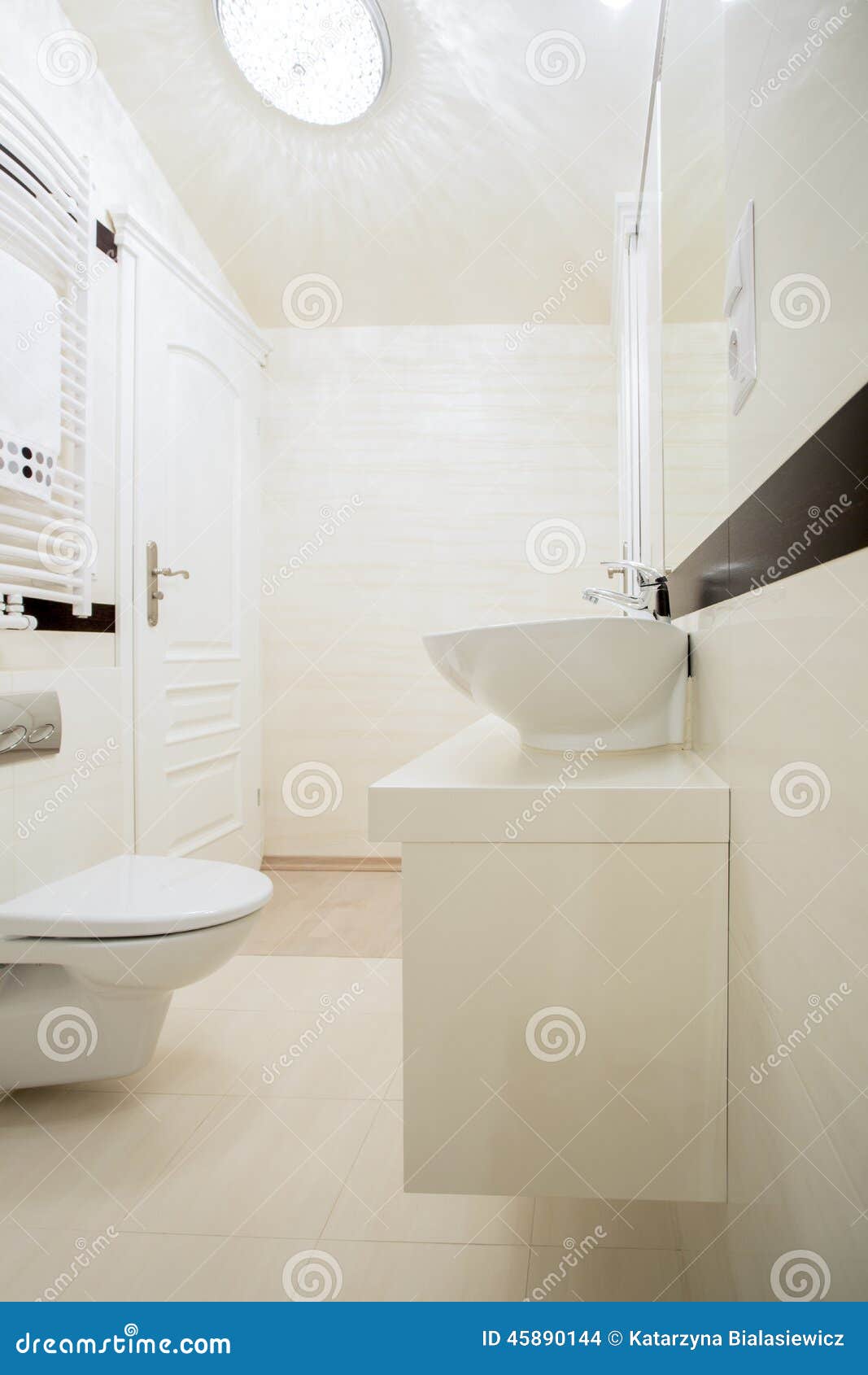 Vitt badrum i modernt hus arkivfoto bild: 45890144