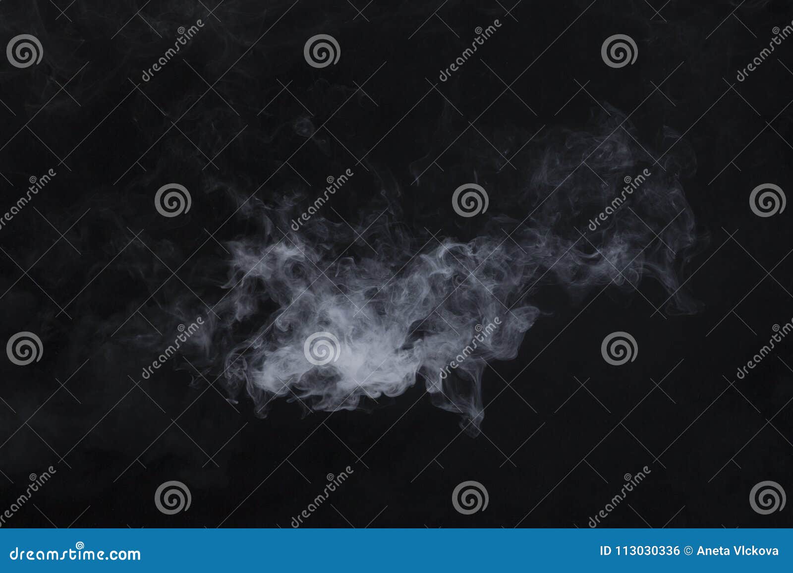 Vitt rökigt moln på svart bakgrund