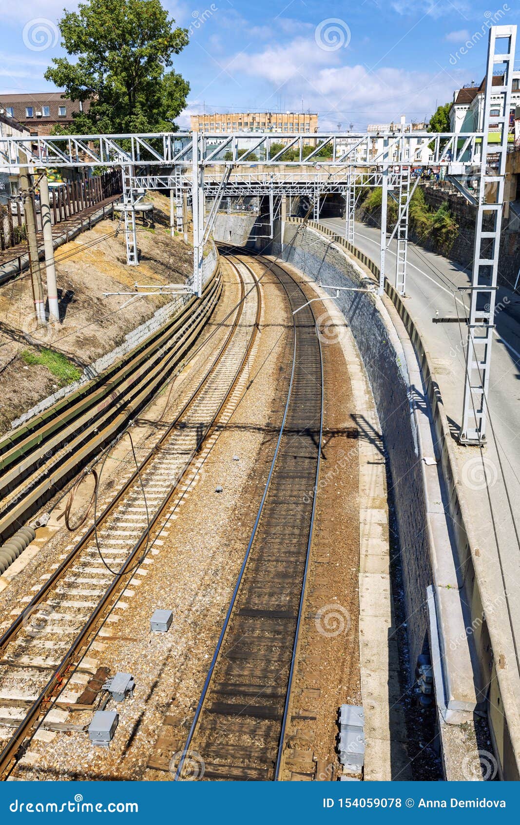 Vladivostok, Rusia, 09/20/2017: Pistas ferroviarias en el centro de ciudad Visi?n desde arriba vertical Primer