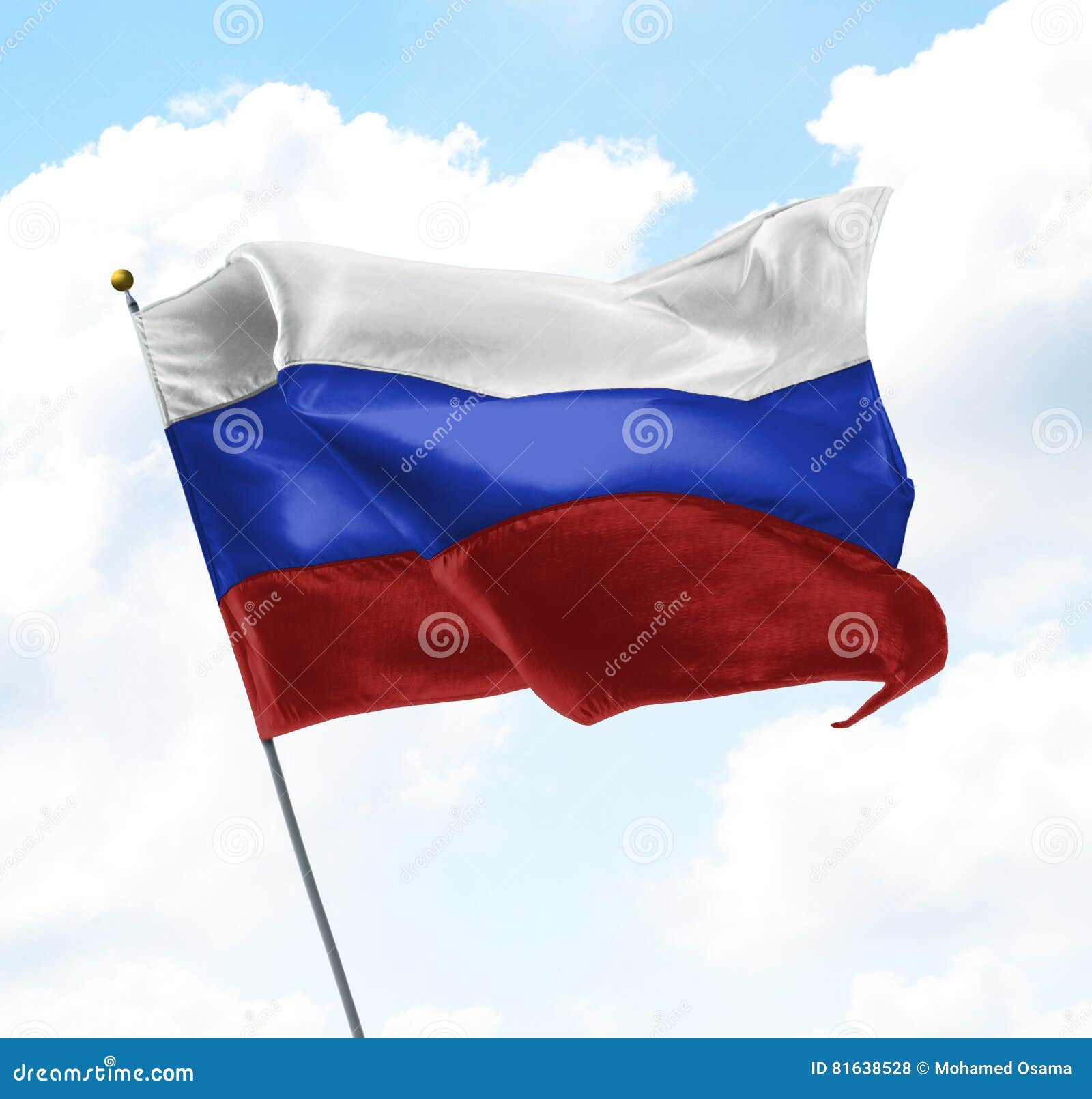 Vlag van Rusland in de Hemel omhoog wordt opgeheven die