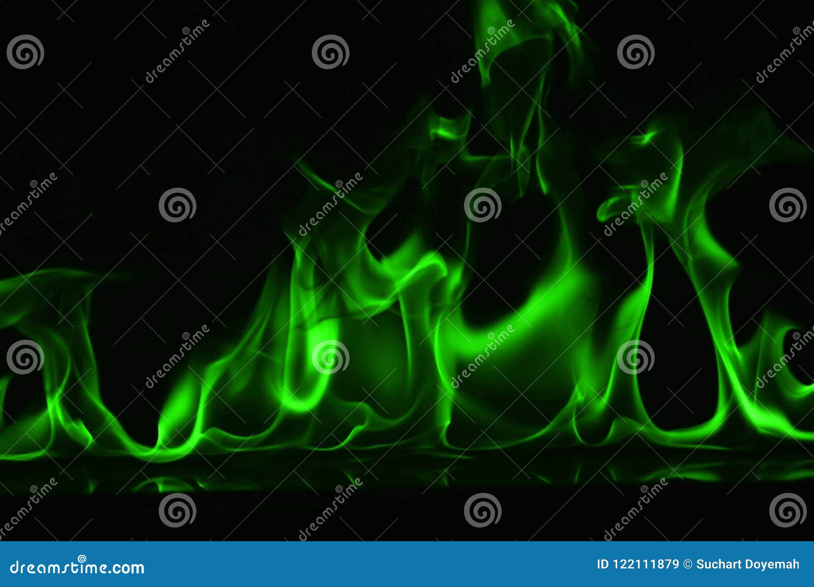 Van De Beautifu De Groene Brand Op Een Zwarte Achtergrond Stock Afbeelding - Image vlammen, gloed: