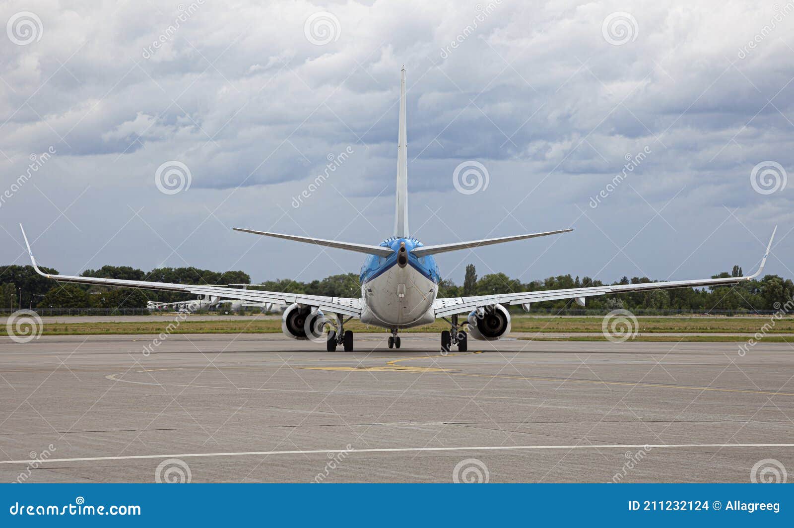 Vliegveld Van De Passagiers. Blauw Vliegtuig Op Het Perron Van De ...