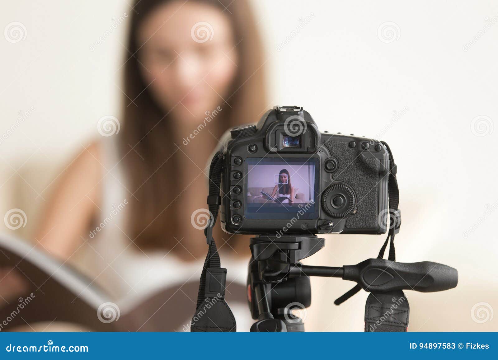 Vlog Video Femenino De La Grabación Del Blogger En Cámara De DSLR Imagen de  archivo - Imagen de libro, apartamento: 94897583
