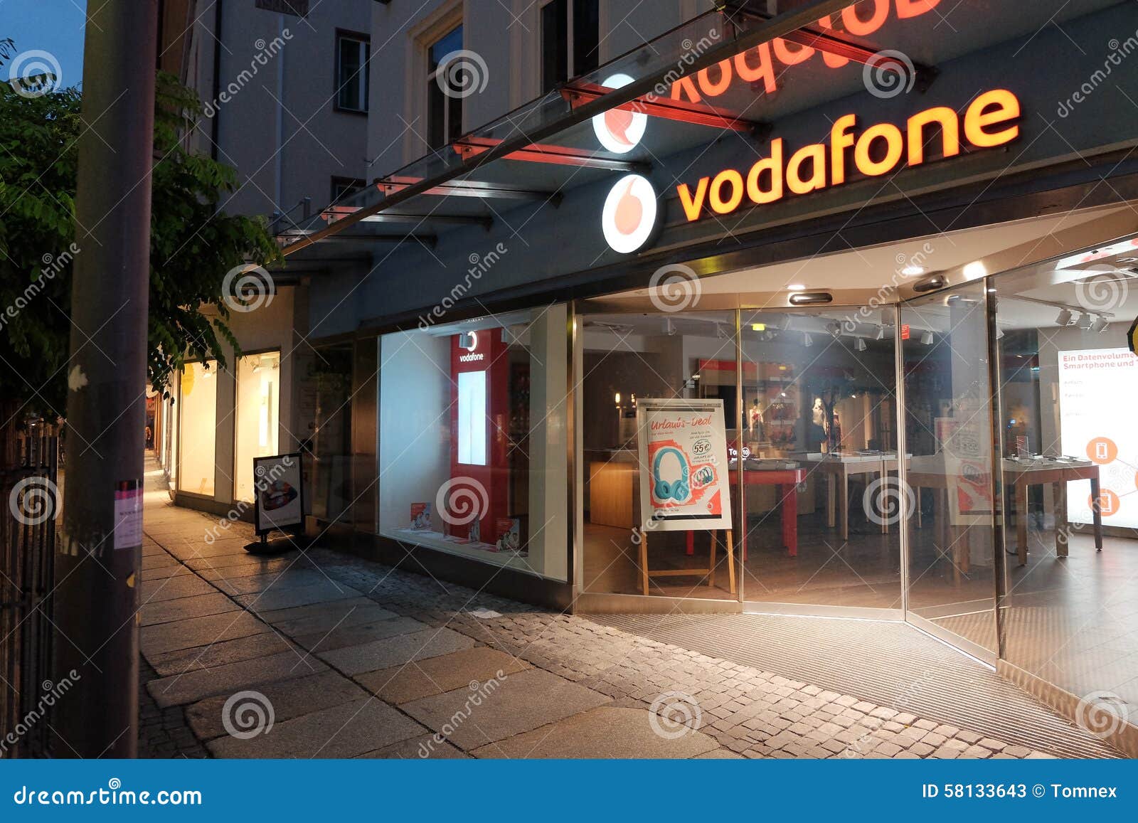 Vodafone na noite. Vodafone compra na noite com espaço da cópia à esquerda