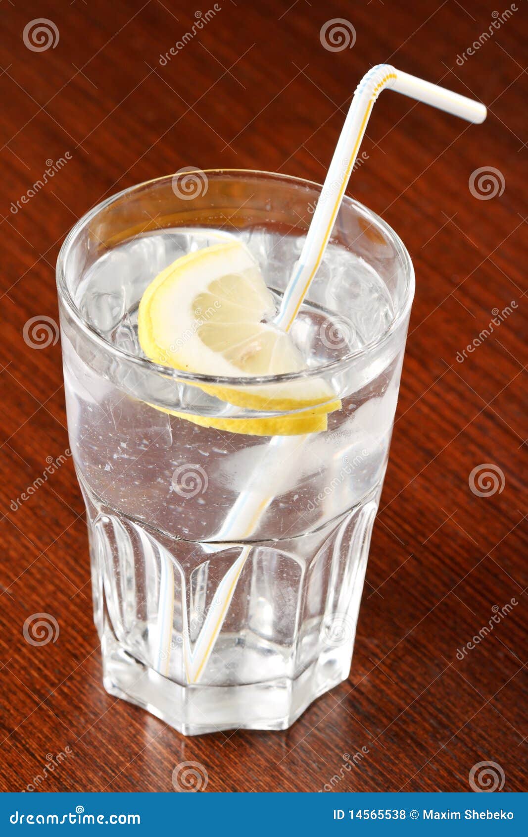 Vodka con hielo foto de archivo. Imagen de coctel, rocas 14565538