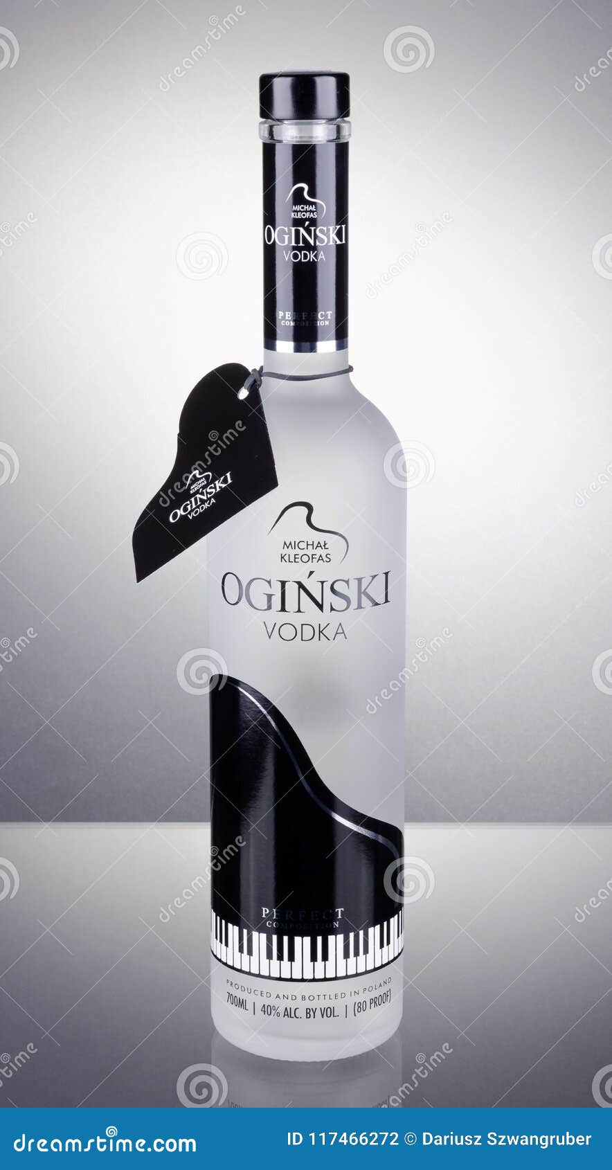 Vodka De Oginski Aislada En Fondo De La Pendiente Fotografía editorial