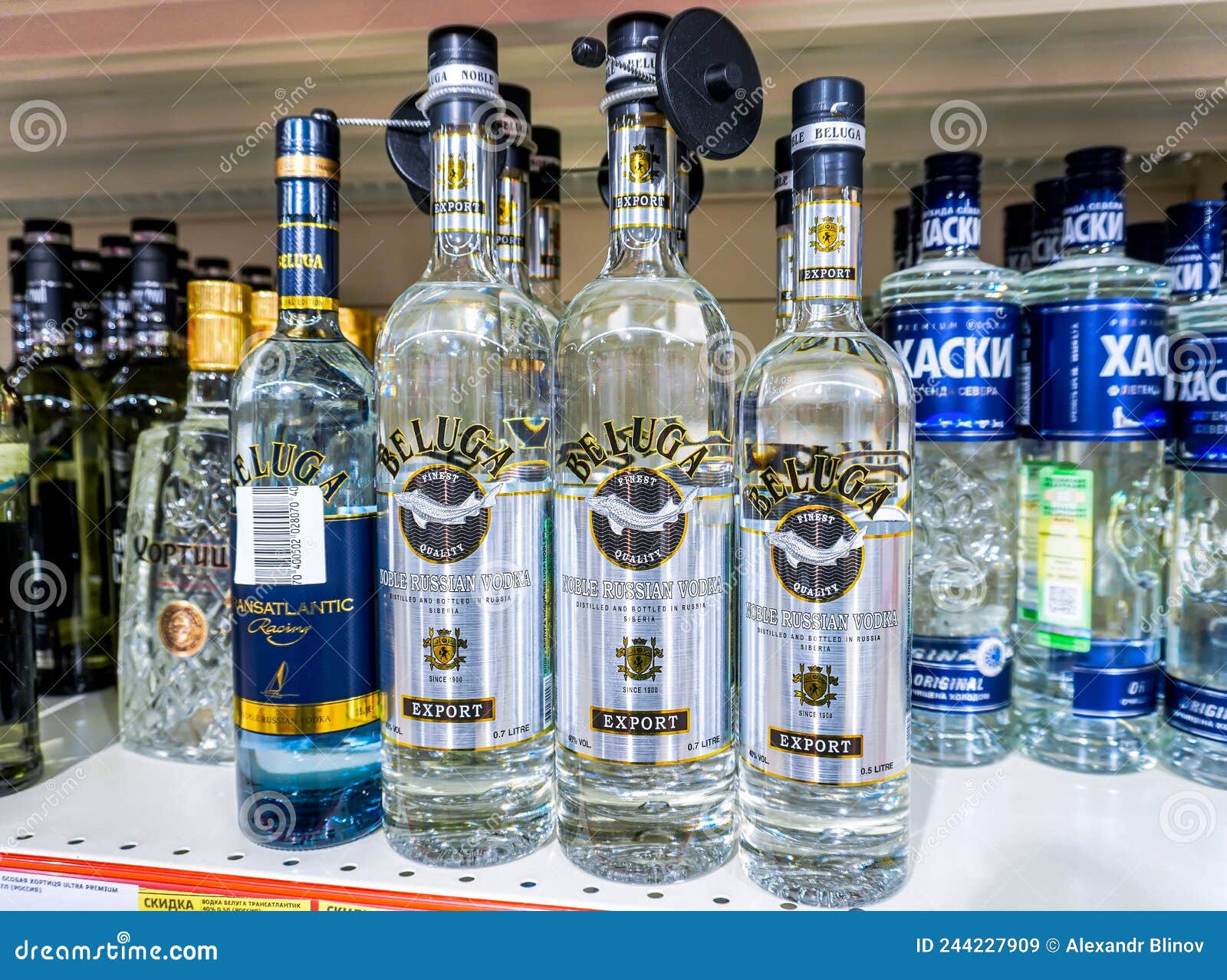 Vodka Russe Béluga Prête à La Vente Sur L'étagère Image stock éditorial -  Image du boisson, nourriture: 244227909