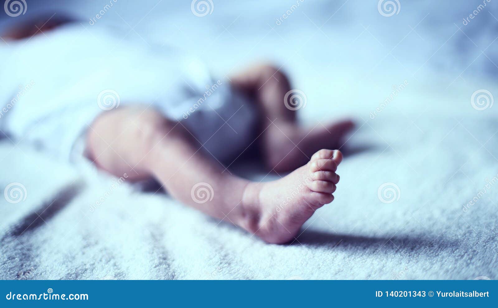 In de voorgrond is de voet van pasgeboren wie vreedzaam in de voederbak slaapt de foto heeft een lege ruimte voor uw tekst