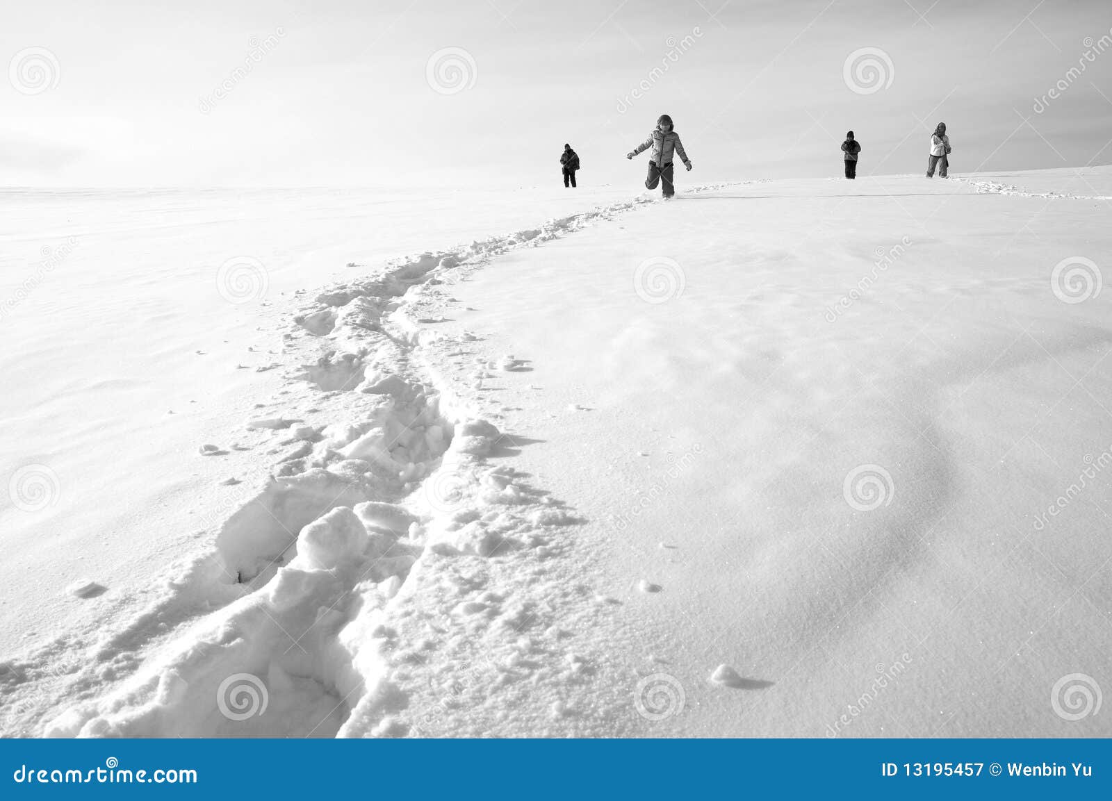 Voetafdrukken op de sneeuw in de winter