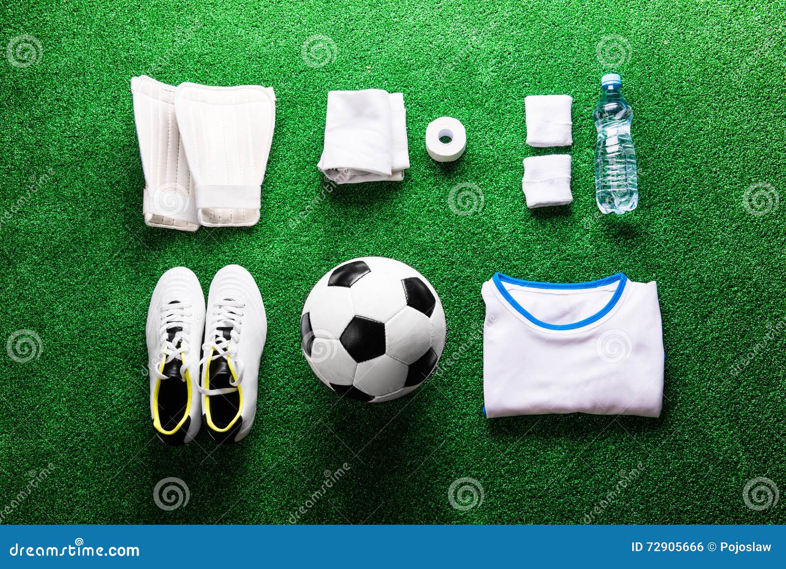 professioneel diefstal Allergisch Voetbalbal, Cleats En Divers Voetbalmateriaal Tegen Kunstmatig Stock Foto -  Image of schoenen, voetbal: 72905666