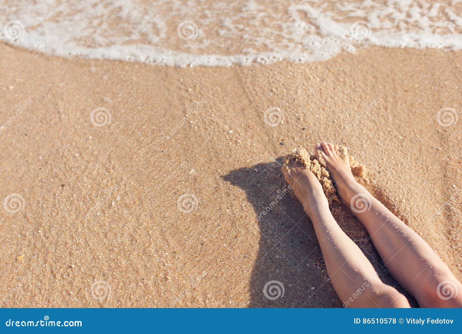 Voeten Meisjes in Het Zand Op Het Strand Dichtbij Water Stock Foto ...