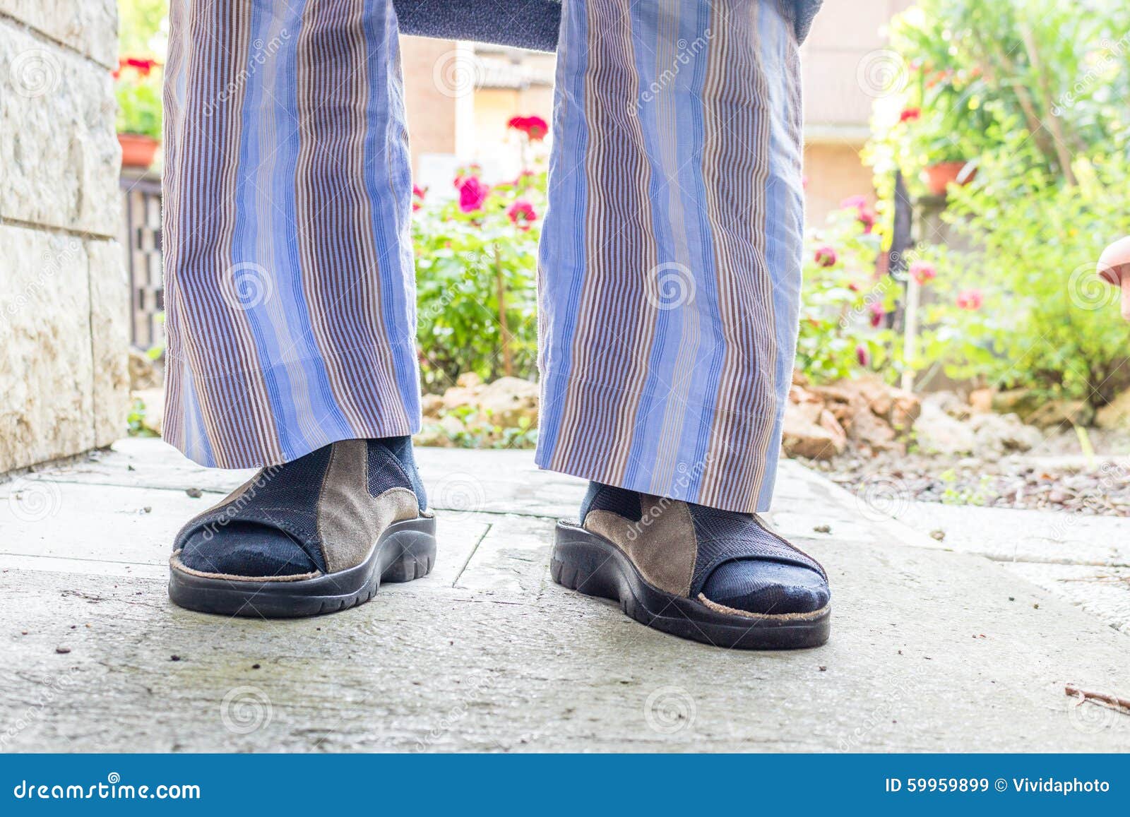 Voeten Van De Mens in Bruine Pantoffels Stock Afbeelding - Image of ...