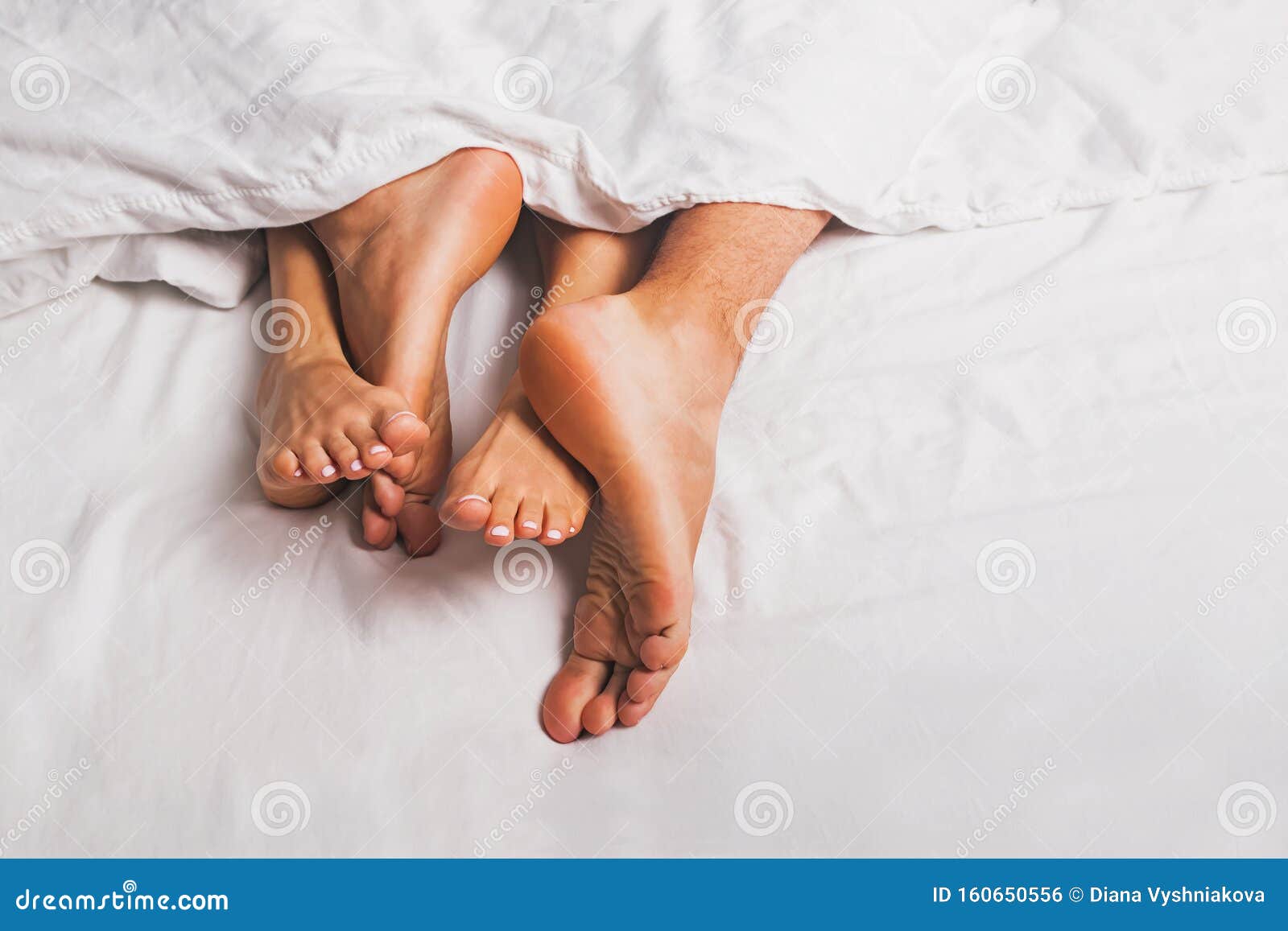 Voeten Van Man En Vrouw Die Seks Hebben in Een Bed Stock Foto