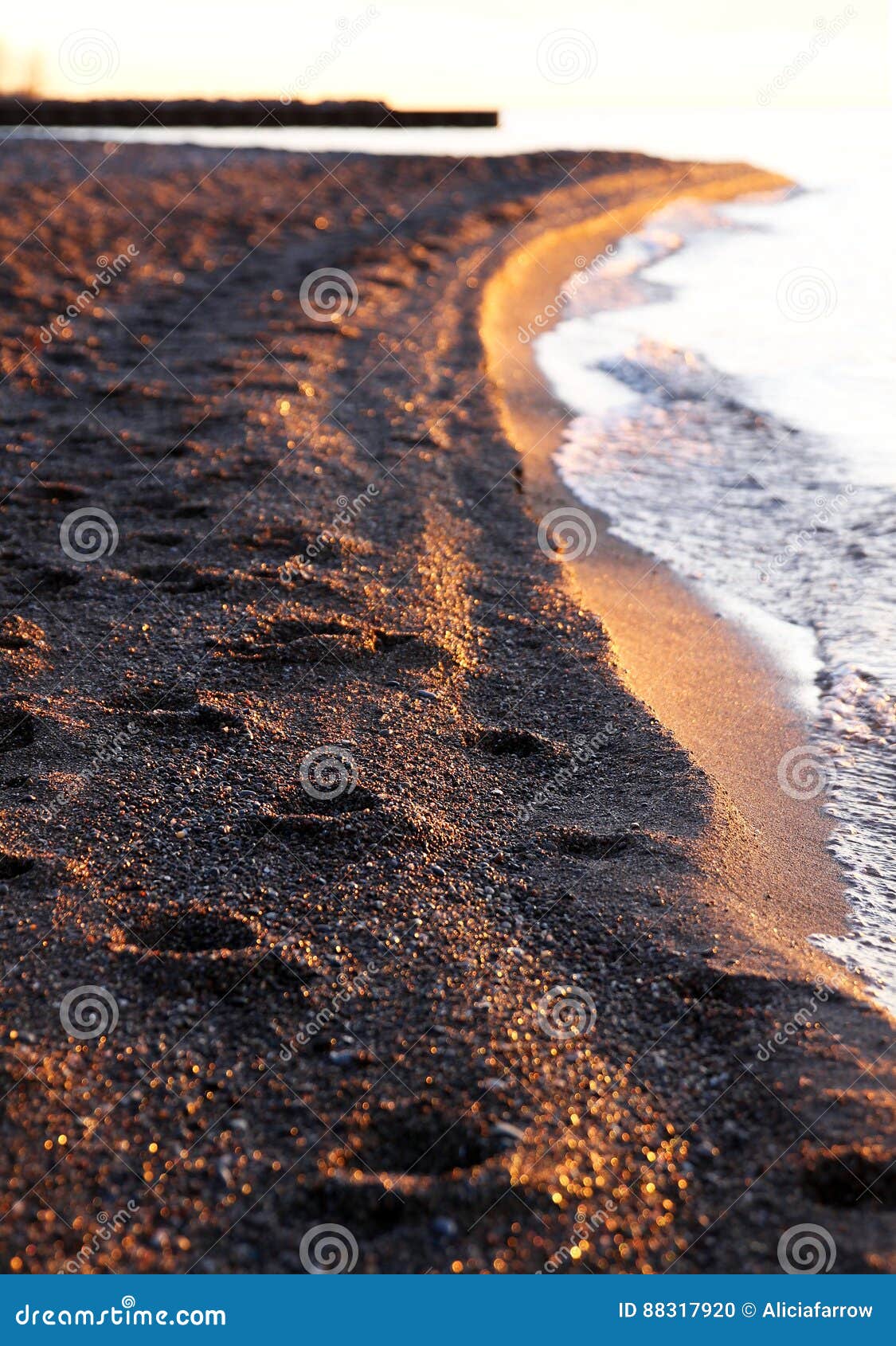 Voetstappen bij het strand. Voetafdrukken door de vroege ochtendzon bij het strand worden aangestoken dat