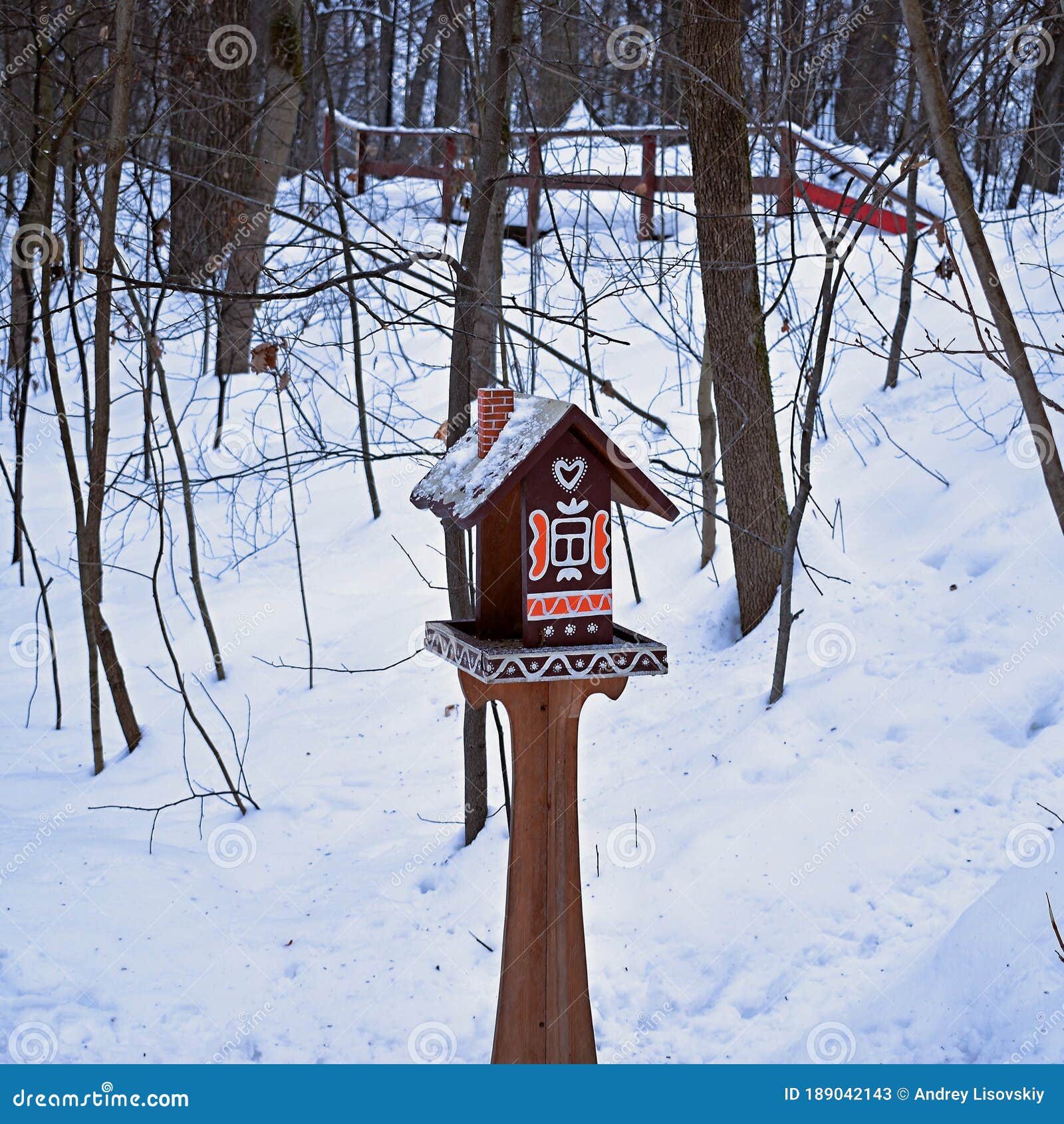 Vogelhaus Im Park Im Winter Unter Dem Schnee Stockbild Bild von