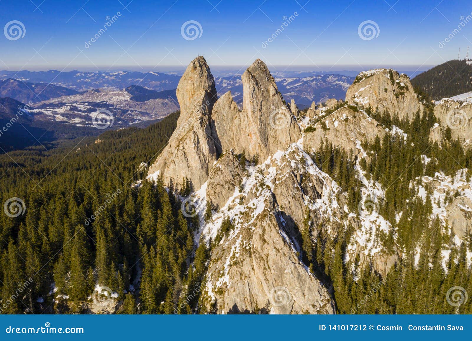 Vogelperspektive der felsiger Gebirgsspitze im Winter. Felsige Berglandschaft, Stones Dame in Rarau-Bergen, Luftwinteransicht von Rarau-Spitze