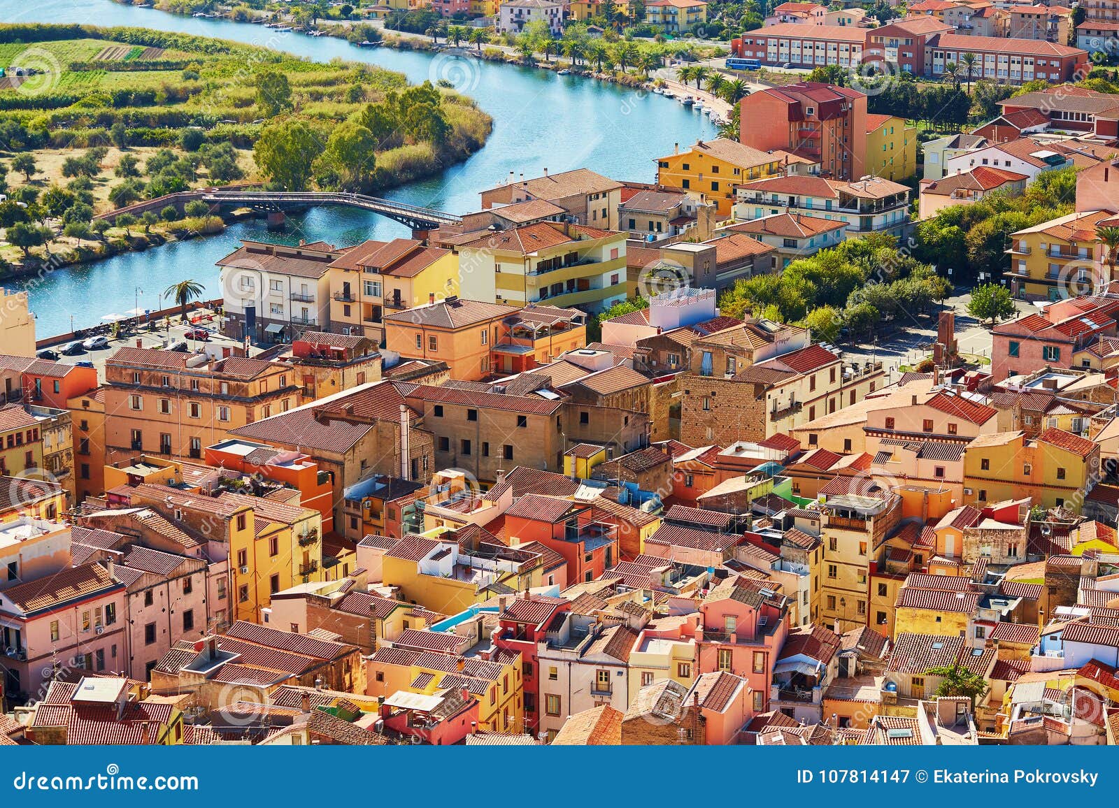 Vogelperspektive Von Bunten Hausern In Bosa Sardinien Italien Stockbild Bild Von Bunten Hausern