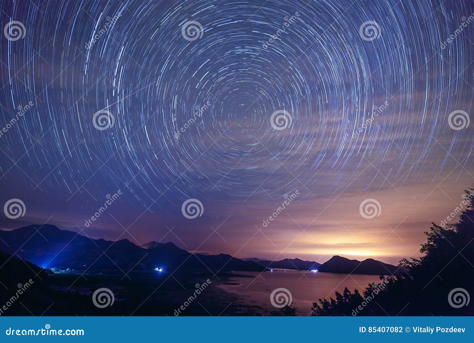 Voies De Pôle Nord De Startrails Dans Le Ciel Photo Stock