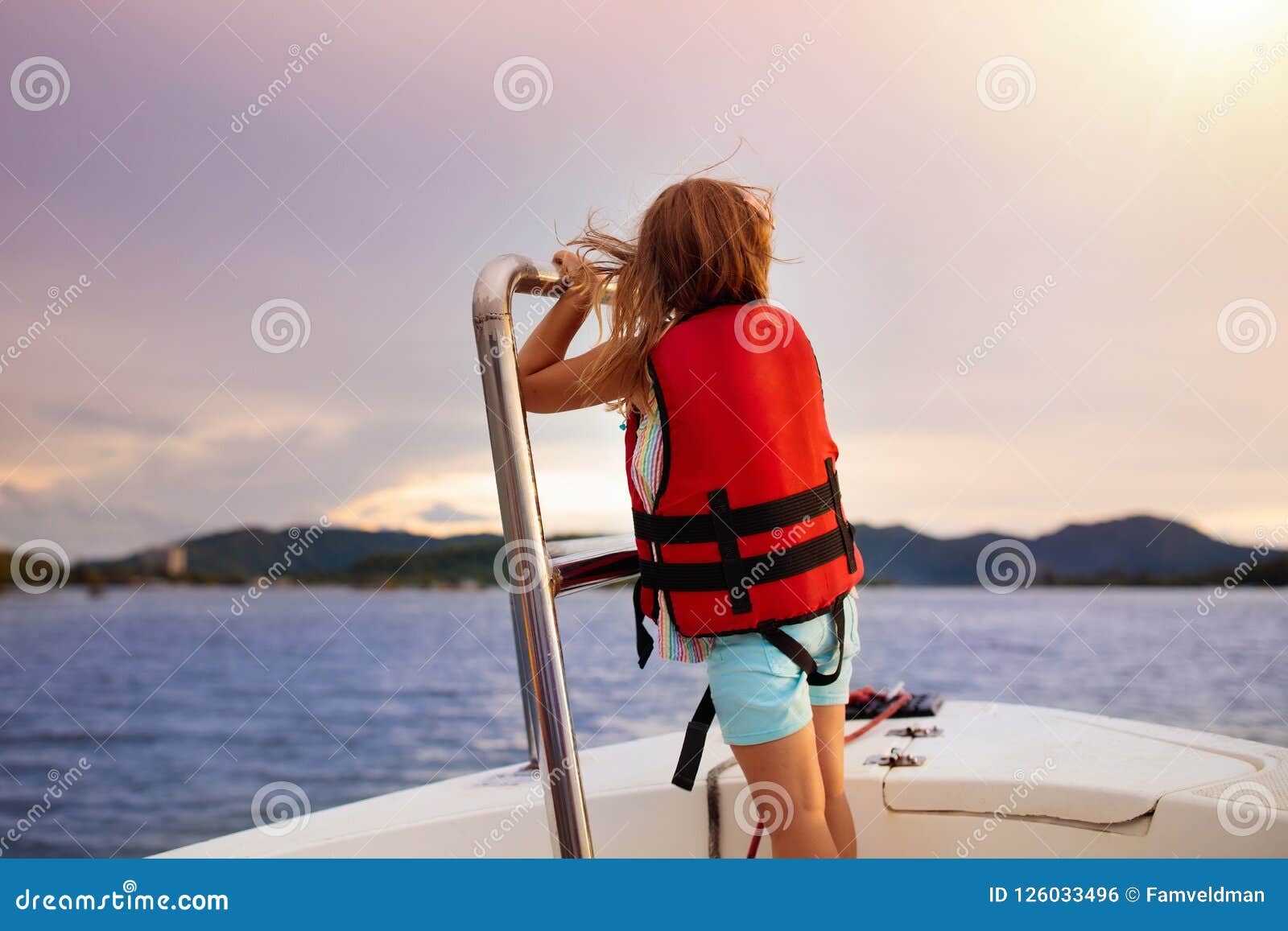 Voile D'enfants Sur Le Yacht En Mer Navigation D'enfant Sur Le Bateau Photo  stock - Image du croisière, aventure: 126033496
