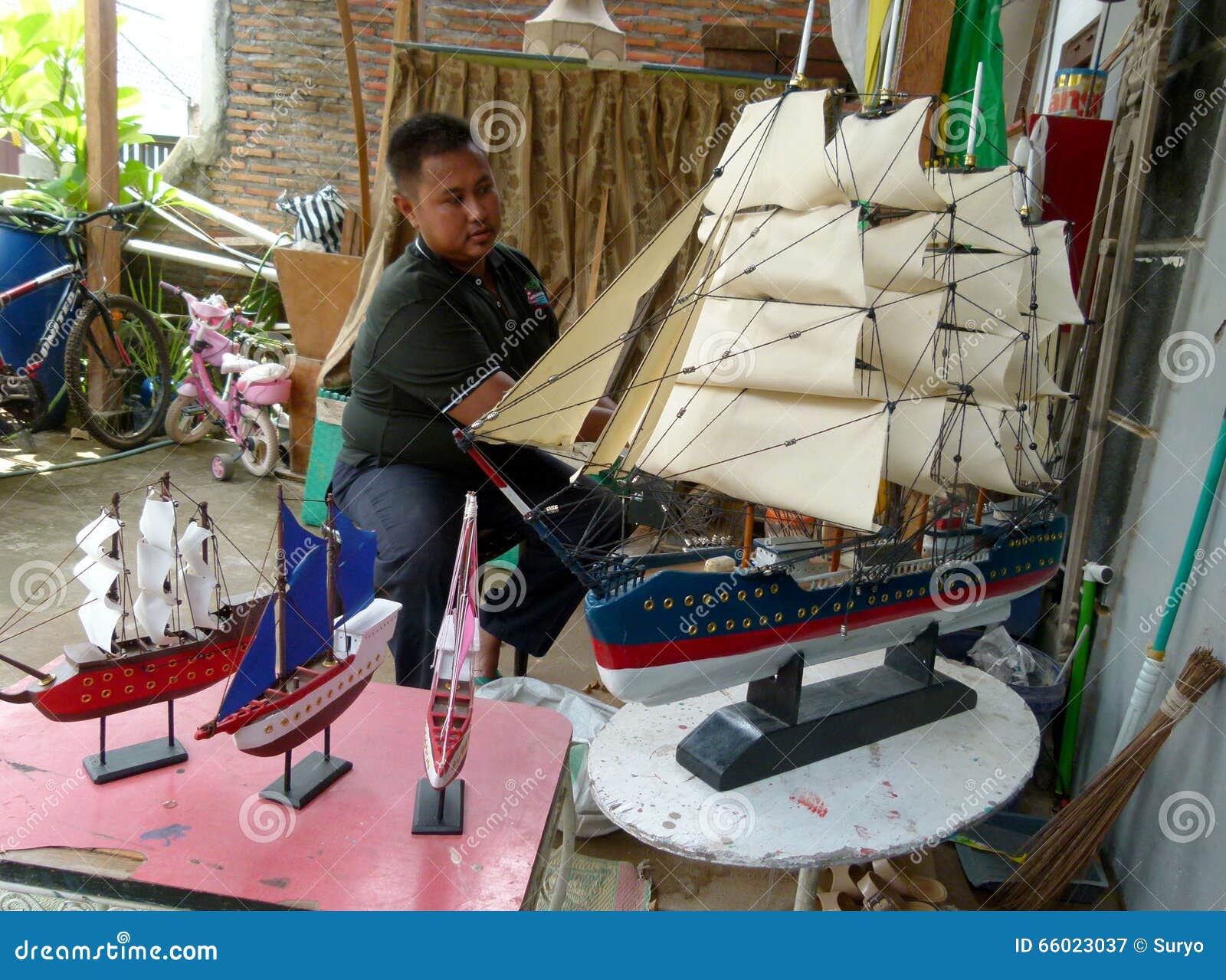 Voilier miniature photographie éditorial. Image du gens 66023037