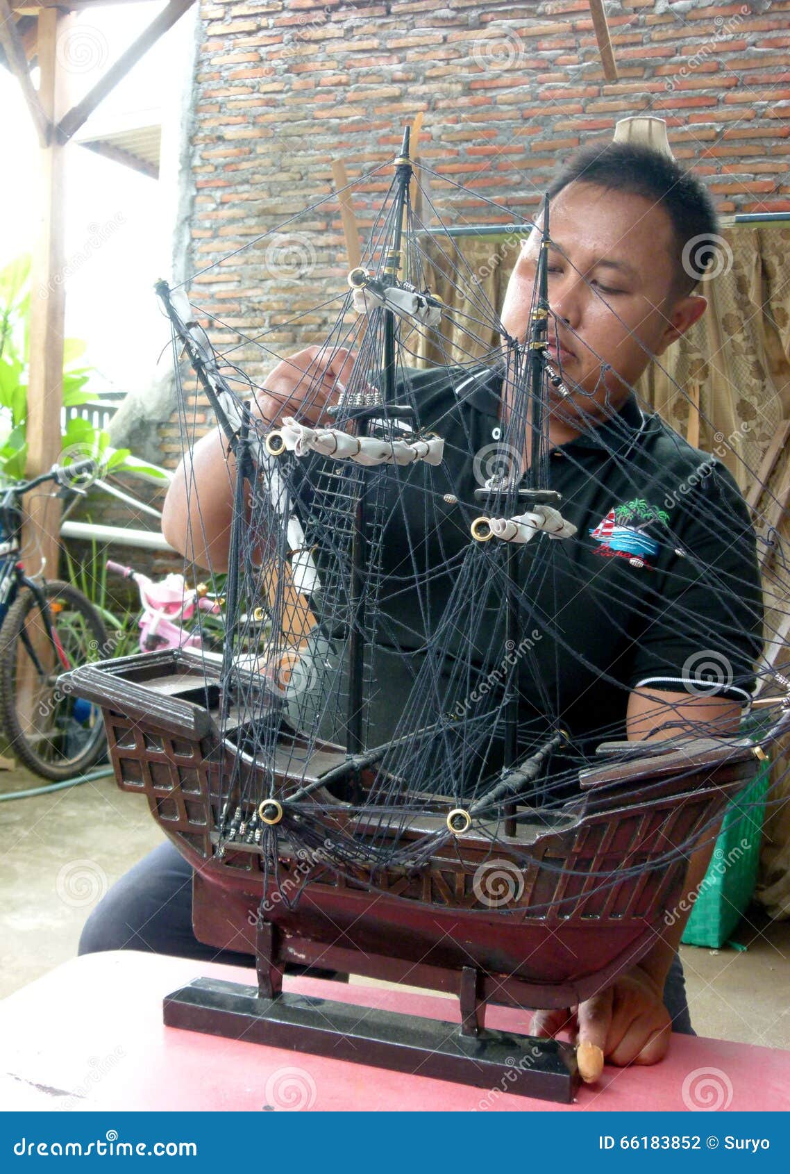 Voilier miniature photographie éditorial. Image du voiliers 66183852