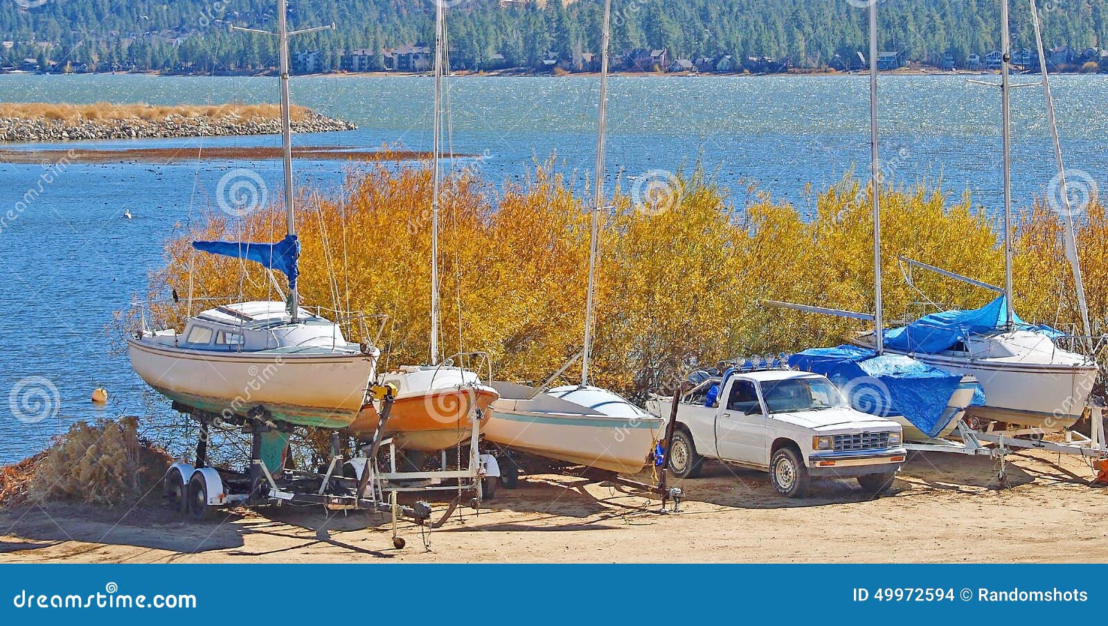 Voiliers stockés. La saison de canotage d'été est finie et la chute est arrivée au lac big Bear Le feuillage tourne pour brunir et jaunir des couleurs Photo prise du côté nord de la baie de négligence de coulis de lac