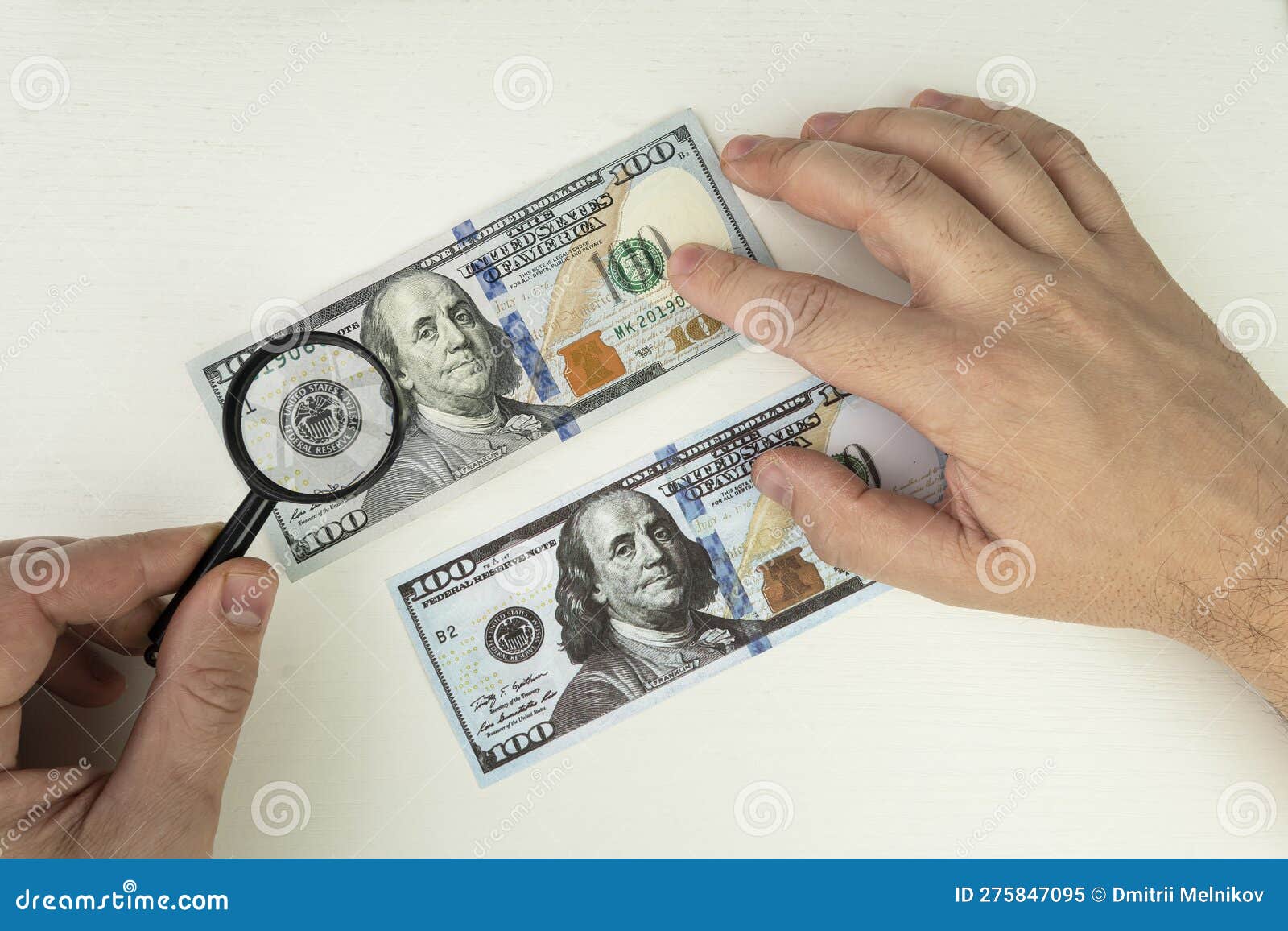 Voir L'argent Sous Une Loupe. Contrefacteur Forge Les Billets. Concept Faux.  Argent Faux Loupe Dollars Américains. Image stock - Image du cent,  contraste: 275847095