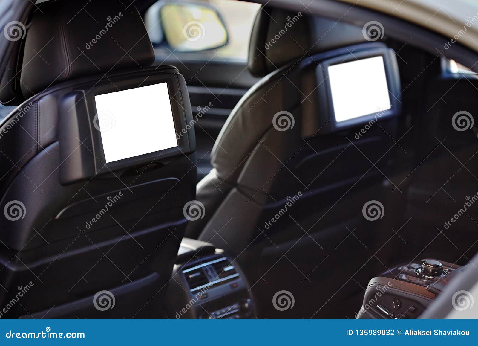 Intérieur De La Voiture Avec Sièges Arrière Banque D'Images et Photos  Libres De Droits. Image 22780124