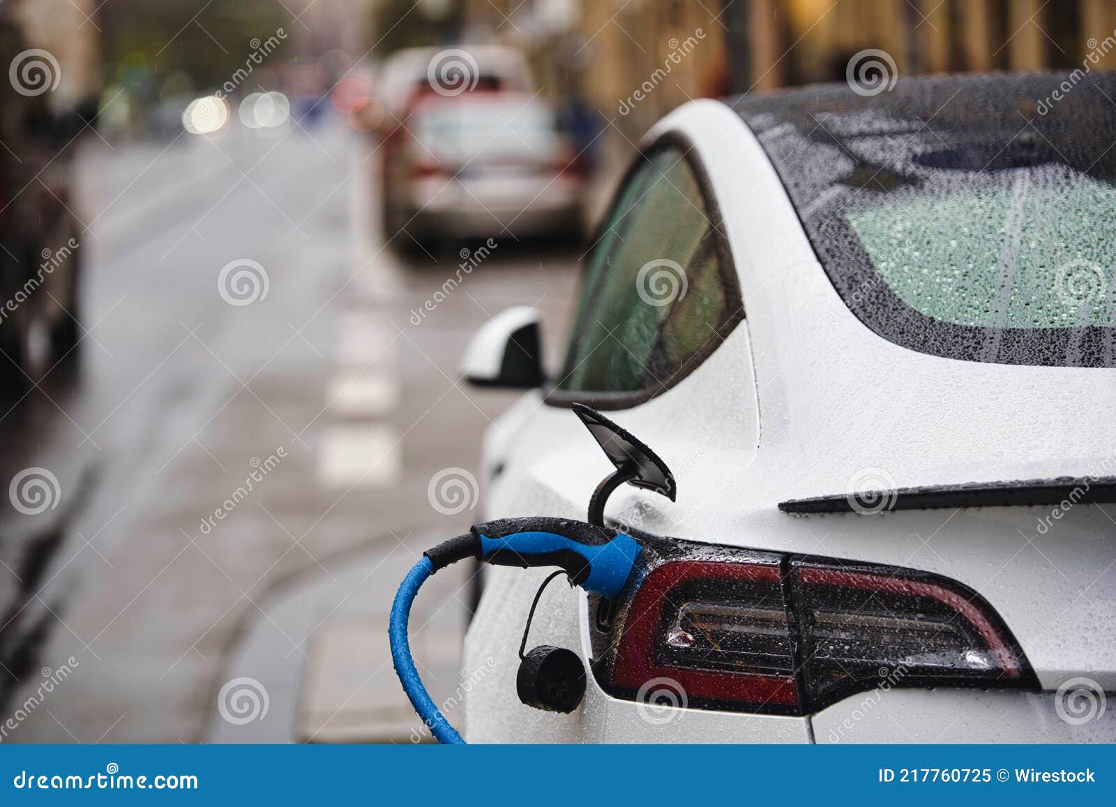 Voiture électrique Est Connecté à La Station De Charge Image stock