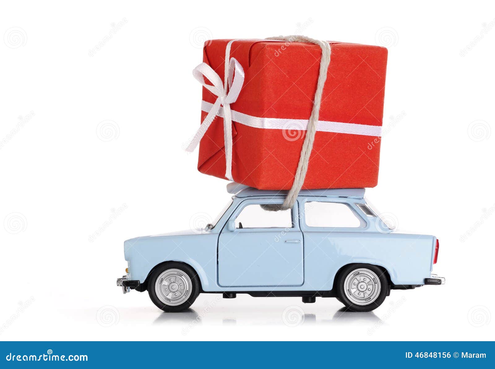 Voiture Avec Le Cadeau De Noël Photo stock - Image du isolement, vacances:  46848156
