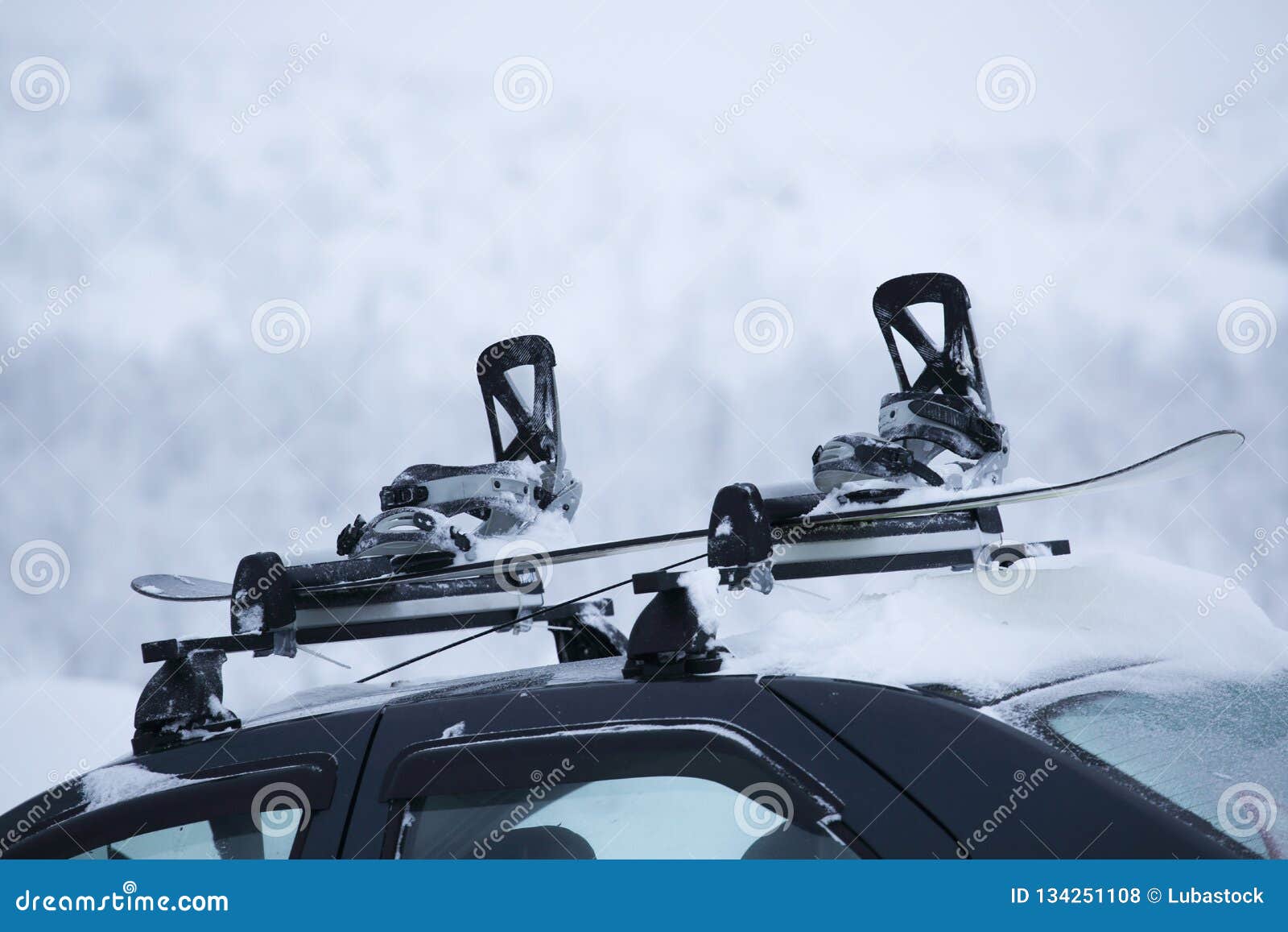 Voiture Avec Le Support De Ski Sur Le Dessus Photo stock - Image du  aventure, saison: 134251108